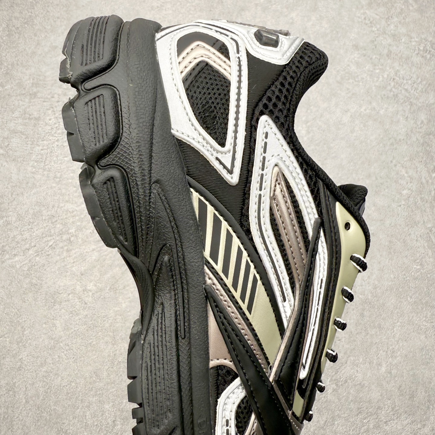 图片[6]-锐步Reebok Premier Road Ultra LTD 总理路跑系列低帮复古百搭休闲运动慢跑鞋 从健身到街头，从不循规蹈矩的国际运动品牌Reebok锐步，以“Life Is Not a Spectator Sport”的宣言，不断将先锋ICON带给年轻一代—继承先锋的健身DNA与深厚的街头文化沉淀，锐步鼓励所有人突破自我极限，拥抱未知、健身和例外的生活方式，以坚定的自我态度拥抱属于自己的未来。尺码：36 36.5 37.5 38 38.5 39 40 40.5 41 42 42.5 43 44 44.5 45-选品中心