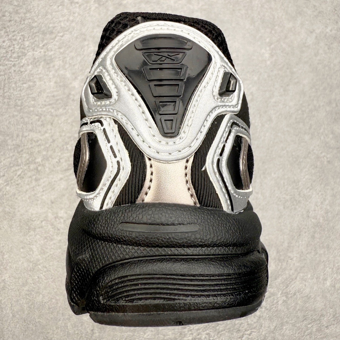 图片[8]-锐步Reebok Premier Road Ultra LTD 总理路跑系列低帮复古百搭休闲运动慢跑鞋 从健身到街头，从不循规蹈矩的国际运动品牌Reebok锐步，以“Life Is Not a Spectator Sport”的宣言，不断将先锋ICON带给年轻一代—继承先锋的健身DNA与深厚的街头文化沉淀，锐步鼓励所有人突破自我极限，拥抱未知、健身和例外的生活方式，以坚定的自我态度拥抱属于自己的未来。尺码：36 36.5 37.5 38 38.5 39 40 40.5 41 42 42.5 43 44 44.5 45-选品中心