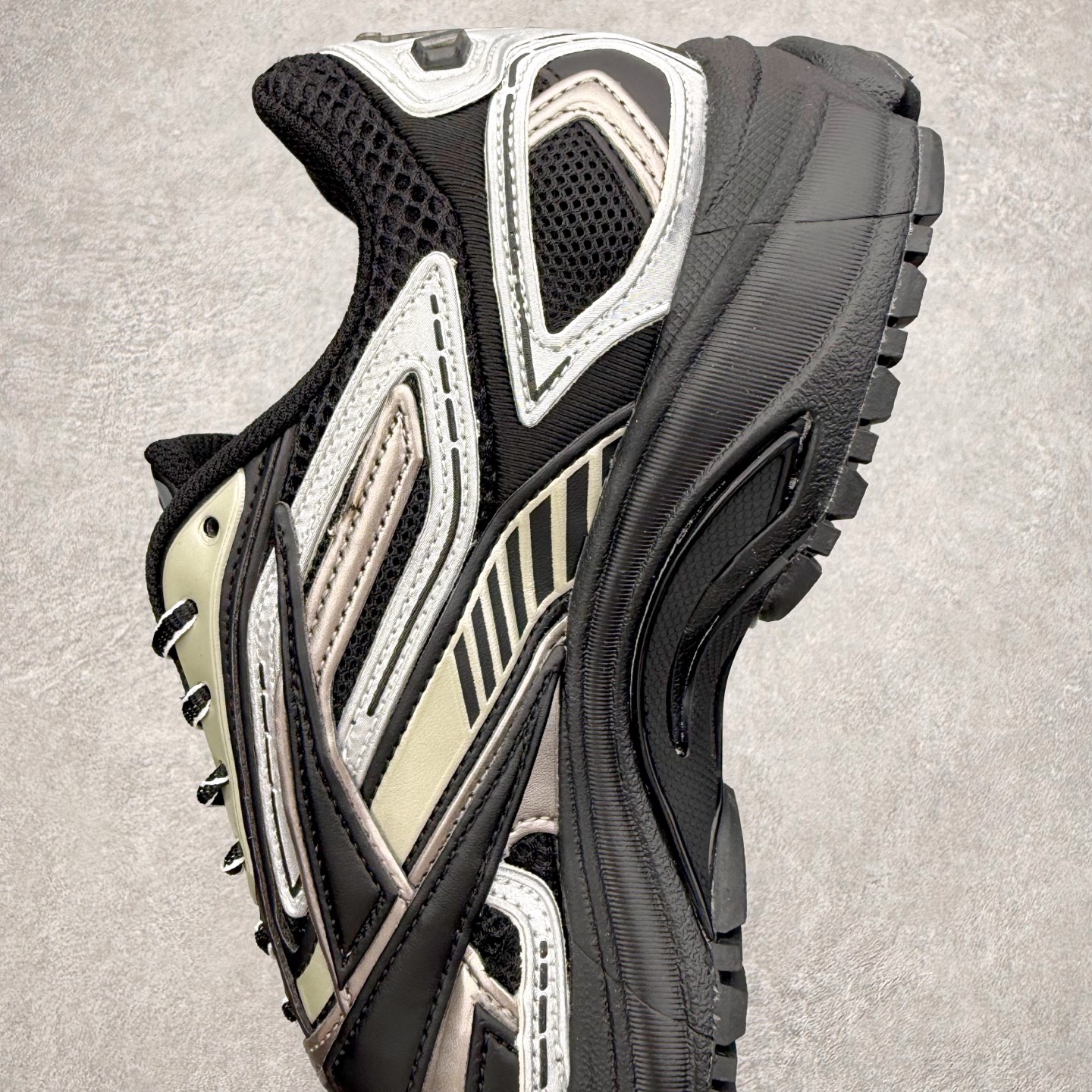 图片[7]-锐步Reebok Premier Road Ultra LTD 总理路跑系列低帮复古百搭休闲运动慢跑鞋 从健身到街头，从不循规蹈矩的国际运动品牌Reebok锐步，以“Life Is Not a Spectator Sport”的宣言，不断将先锋ICON带给年轻一代—继承先锋的健身DNA与深厚的街头文化沉淀，锐步鼓励所有人突破自我极限，拥抱未知、健身和例外的生活方式，以坚定的自我态度拥抱属于自己的未来。尺码：36 36.5 37.5 38 38.5 39 40 40.5 41 42 42.5 43 44 44.5 45-选品中心