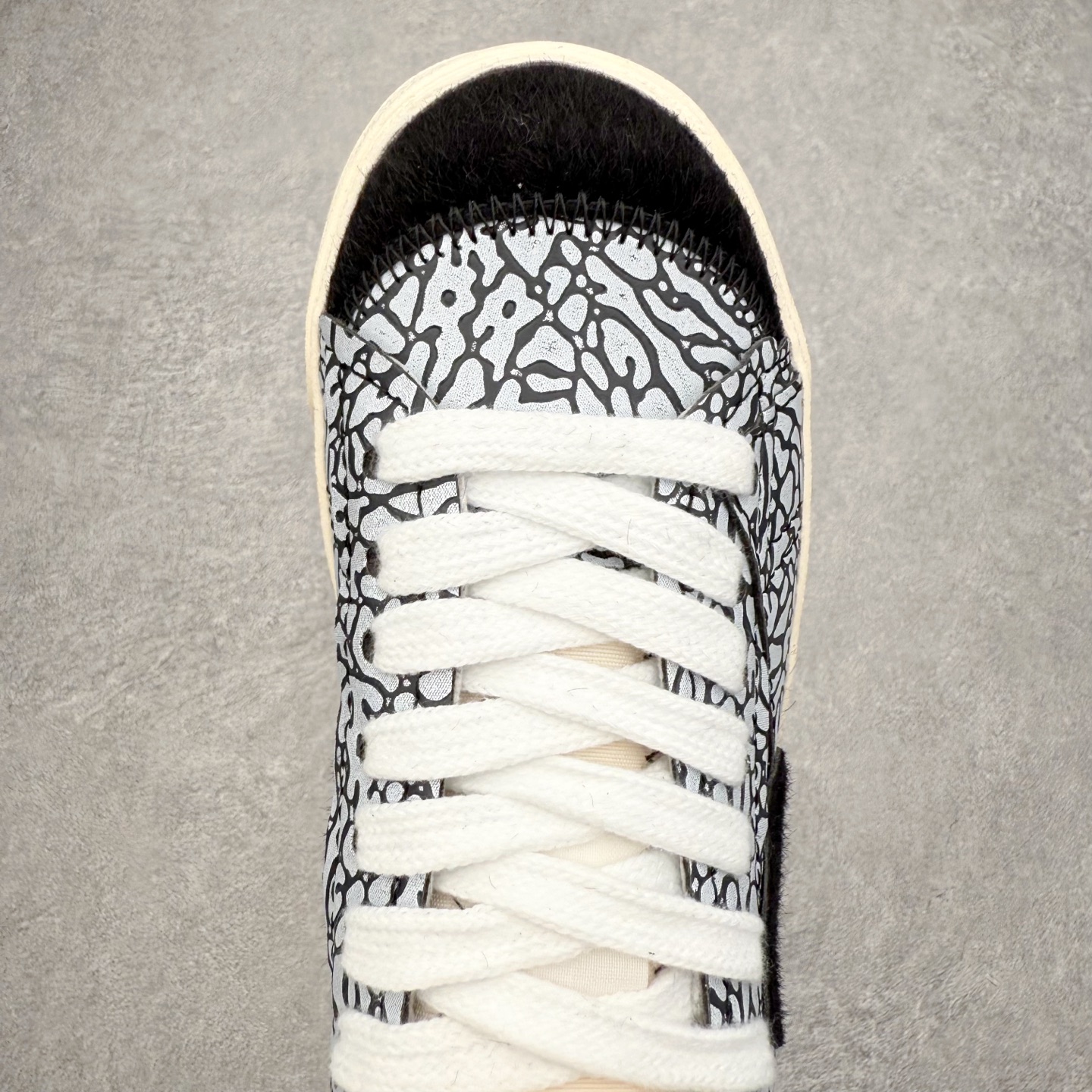 图片[4]-NK Blazer Low \’77 Jumbo 开拓者大钩 QD1471-131 焕新升级经典 Blazer 鞋款 大号 Swoosh 突出新时代更加张扬的潮流感 对经典的又一次改良升级 大号 Swoosh 设计结合宽大鞋带 符合当下潮流意趣 橡胶外底融入凸起人字形底纹增添几分户外感觉 尺码：36 36.5 37.5 38 38.5 39 40 40.5 41 42 42.5 43 44 44.5 45-选品中心