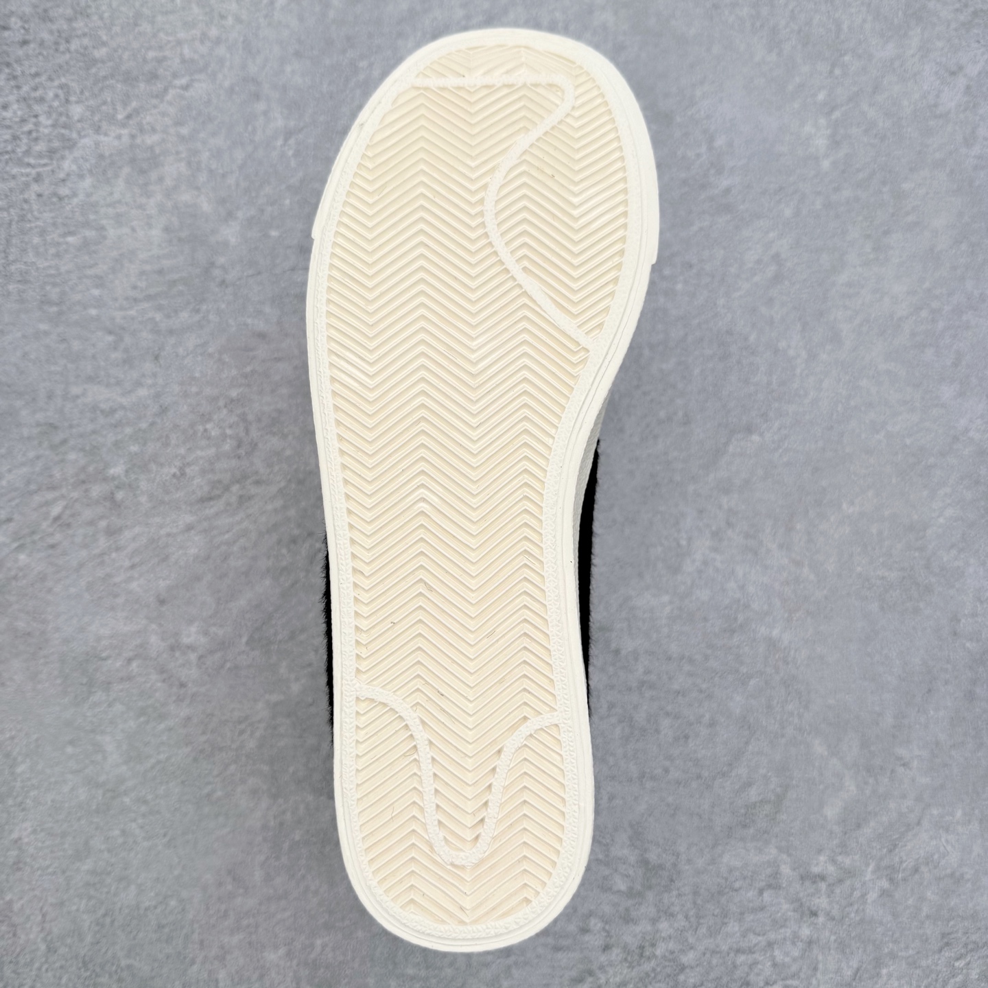 图片[9]-NK Blazer Low \’77 Jumbo 开拓者大钩 QD1471-131 焕新升级经典 Blazer 鞋款 大号 Swoosh 突出新时代更加张扬的潮流感 对经典的又一次改良升级 大号 Swoosh 设计结合宽大鞋带 符合当下潮流意趣 橡胶外底融入凸起人字形底纹增添几分户外感觉 尺码：36 36.5 37.5 38 38.5 39 40 40.5 41 42 42.5 43 44 44.5 45-选品中心