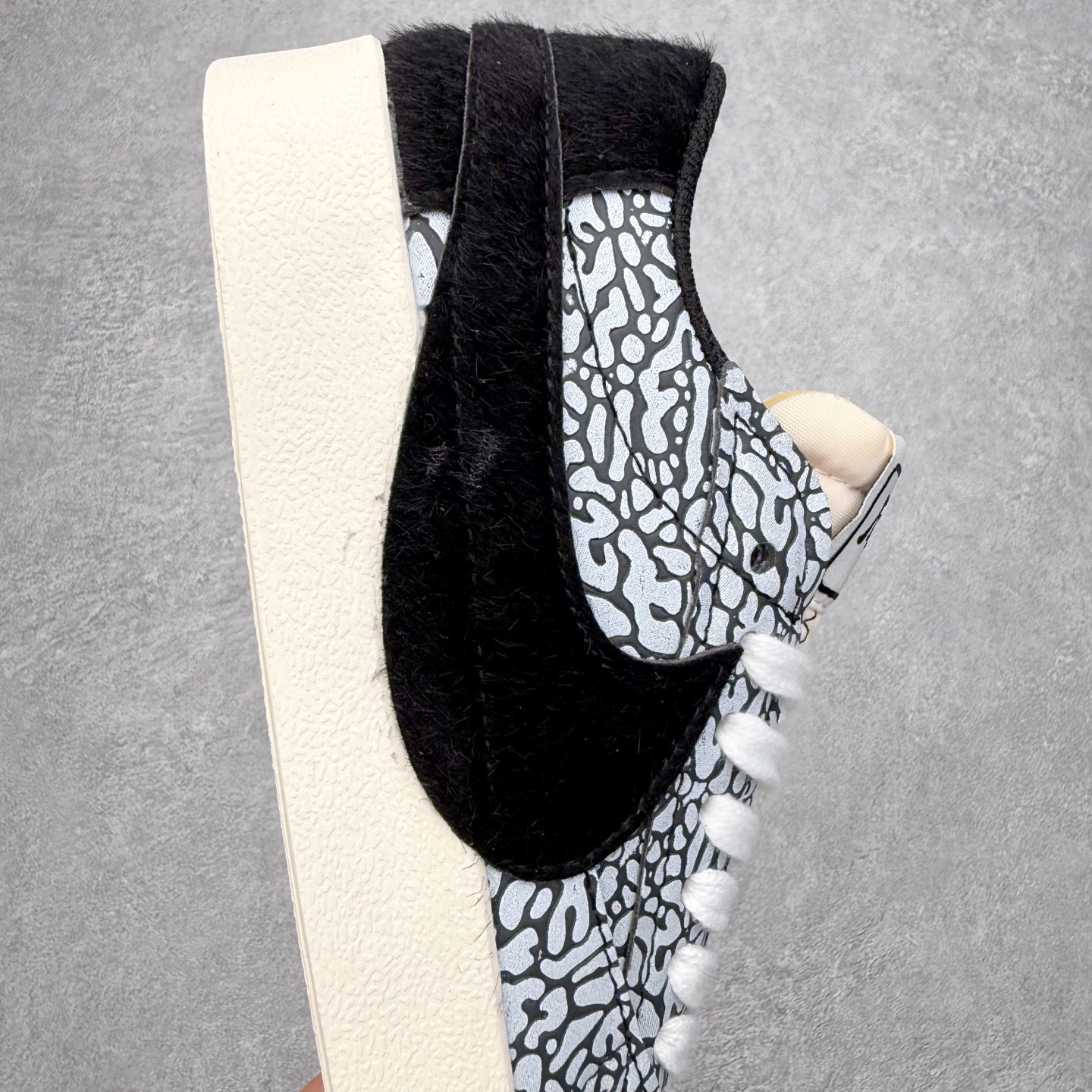 图片[6]-NK Blazer Low \’77 Jumbo 开拓者大钩 QD1471-131 焕新升级经典 Blazer 鞋款 大号 Swoosh 突出新时代更加张扬的潮流感 对经典的又一次改良升级 大号 Swoosh 设计结合宽大鞋带 符合当下潮流意趣 橡胶外底融入凸起人字形底纹增添几分户外感觉 尺码：36 36.5 37.5 38 38.5 39 40 40.5 41 42 42.5 43 44 44.5 45-选品中心