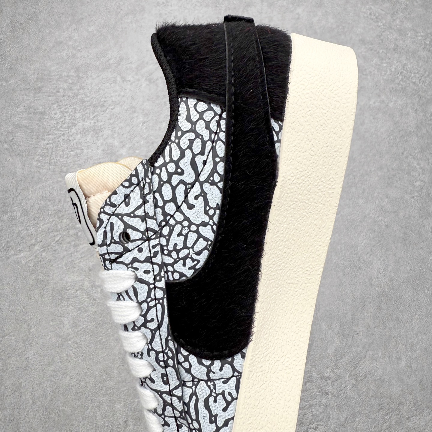 图片[7]-NK Blazer Low \’77 Jumbo 开拓者大钩 QD1471-131 焕新升级经典 Blazer 鞋款 大号 Swoosh 突出新时代更加张扬的潮流感 对经典的又一次改良升级 大号 Swoosh 设计结合宽大鞋带 符合当下潮流意趣 橡胶外底融入凸起人字形底纹增添几分户外感觉 尺码：36 36.5 37.5 38 38.5 39 40 40.5 41 42 42.5 43 44 44.5 45-选品中心