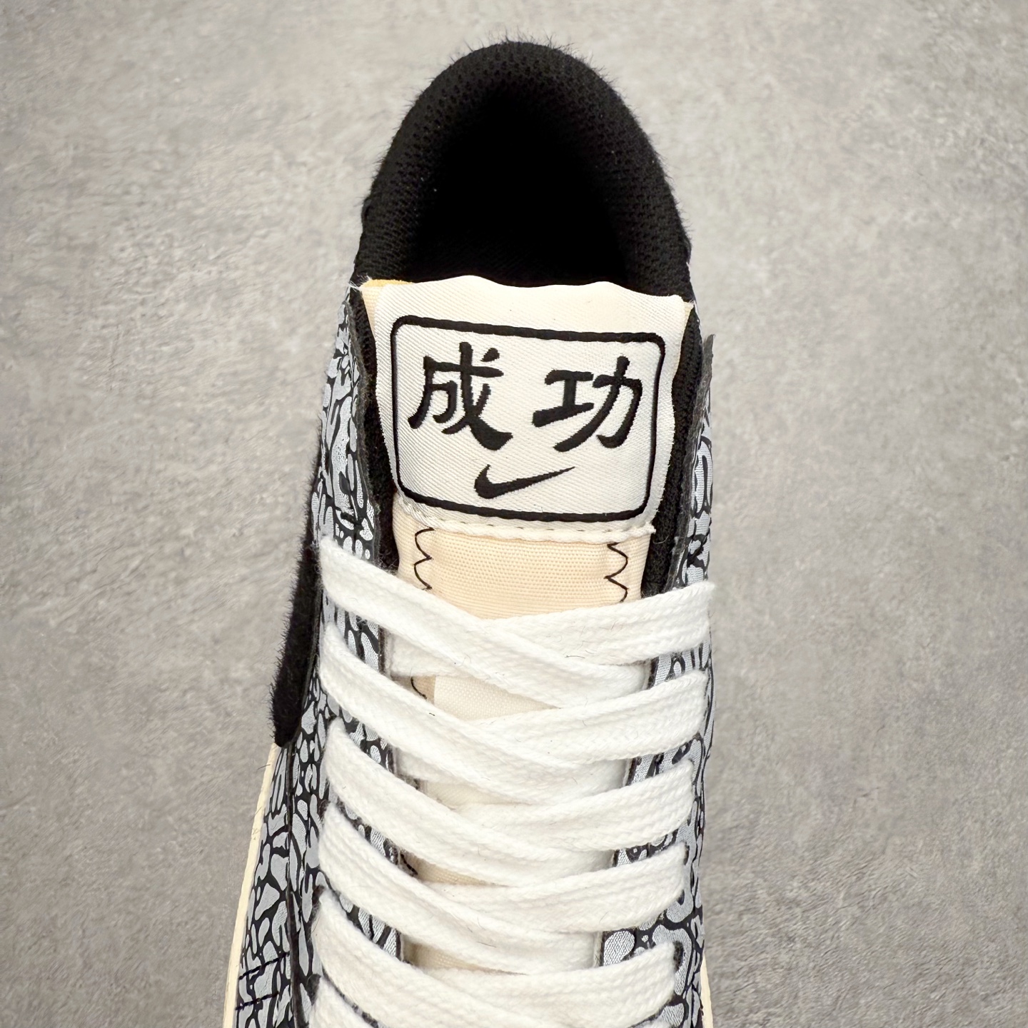 图片[5]-NK Blazer Low \’77 Jumbo 开拓者大钩 QD1471-131 焕新升级经典 Blazer 鞋款 大号 Swoosh 突出新时代更加张扬的潮流感 对经典的又一次改良升级 大号 Swoosh 设计结合宽大鞋带 符合当下潮流意趣 橡胶外底融入凸起人字形底纹增添几分户外感觉 尺码：36 36.5 37.5 38 38.5 39 40 40.5 41 42 42.5 43 44 44.5 45-选品中心