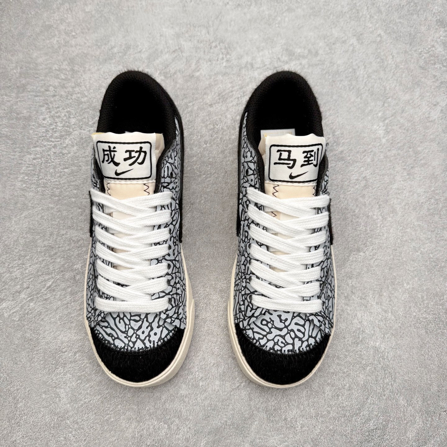 图片[2]-NK Blazer Low \’77 Jumbo 开拓者大钩 QD1471-131 焕新升级经典 Blazer 鞋款 大号 Swoosh 突出新时代更加张扬的潮流感 对经典的又一次改良升级 大号 Swoosh 设计结合宽大鞋带 符合当下潮流意趣 橡胶外底融入凸起人字形底纹增添几分户外感觉 尺码：36 36.5 37.5 38 38.5 39 40 40.5 41 42 42.5 43 44 44.5 45-选品中心