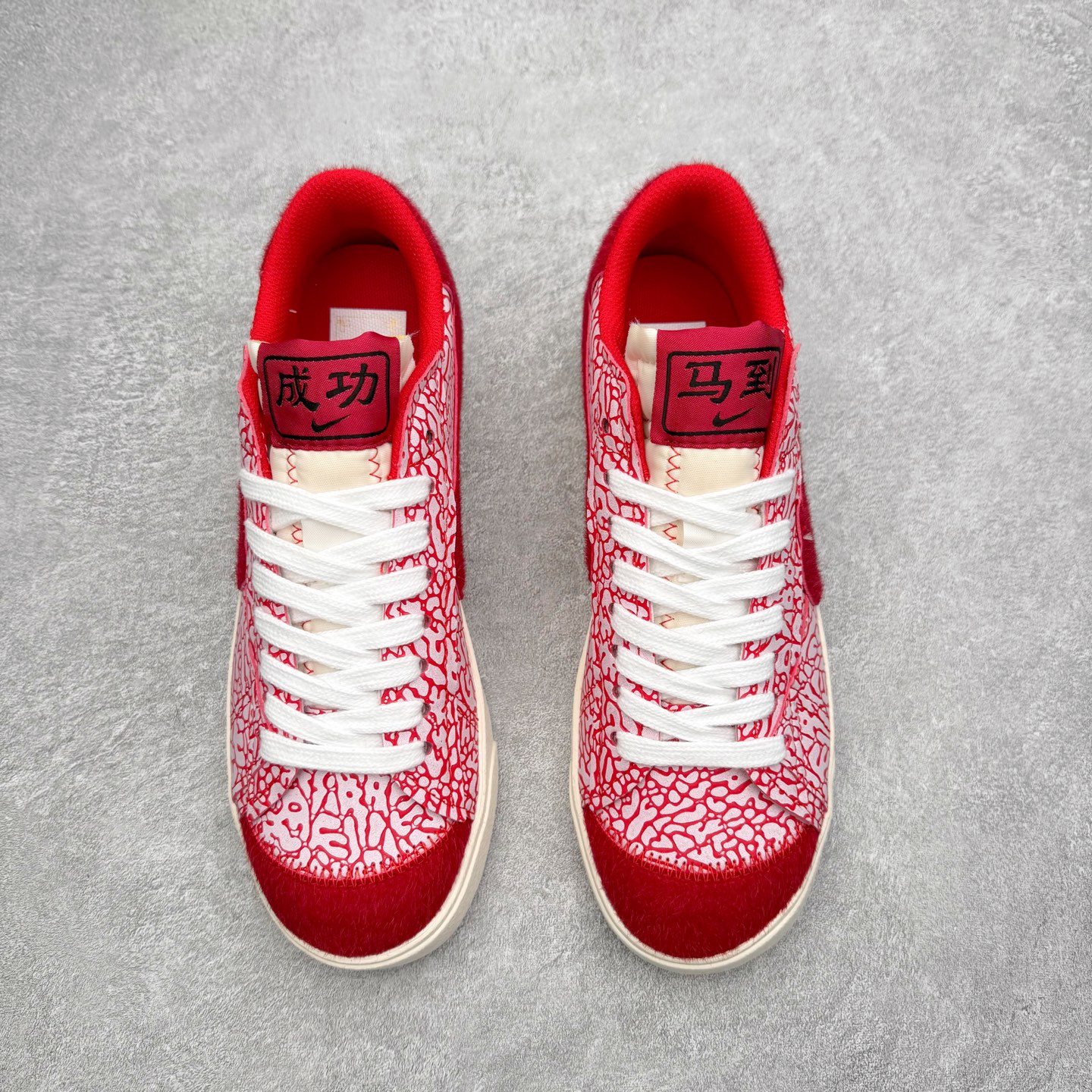 图片[2]-NK Blazer Low \’77 Jumbo 开拓者大钩 DQ1470-142 焕新升级经典 Blazer 鞋款 大号 Swoosh 突出新时代更加张扬的潮流感 对经典的又一次改良升级 大号 Swoosh 设计结合宽大鞋带 符合当下潮流意趣 橡胶外底融入凸起人字形底纹增添几分户外感觉 尺码：36 36.5 37.5 38 38.5 39 40 40.5 41 42 42.5 43 44 44.5 45-选品中心