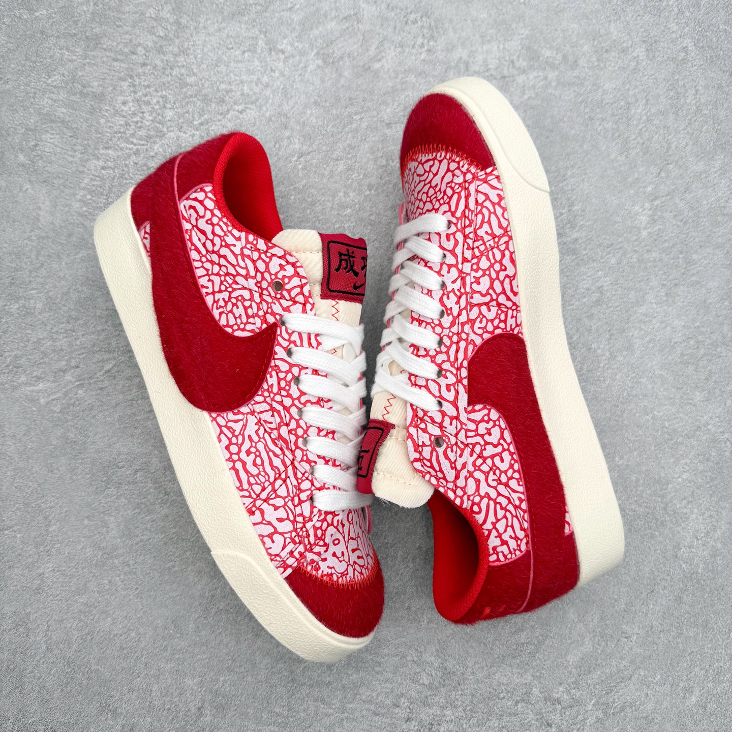 图片[3]-NK Blazer Low \’77 Jumbo 开拓者大钩 DQ1470-142 焕新升级经典 Blazer 鞋款 大号 Swoosh 突出新时代更加张扬的潮流感 对经典的又一次改良升级 大号 Swoosh 设计结合宽大鞋带 符合当下潮流意趣 橡胶外底融入凸起人字形底纹增添几分户外感觉 尺码：36 36.5 37.5 38 38.5 39 40 40.5 41 42 42.5 43 44 44.5 45-选品中心