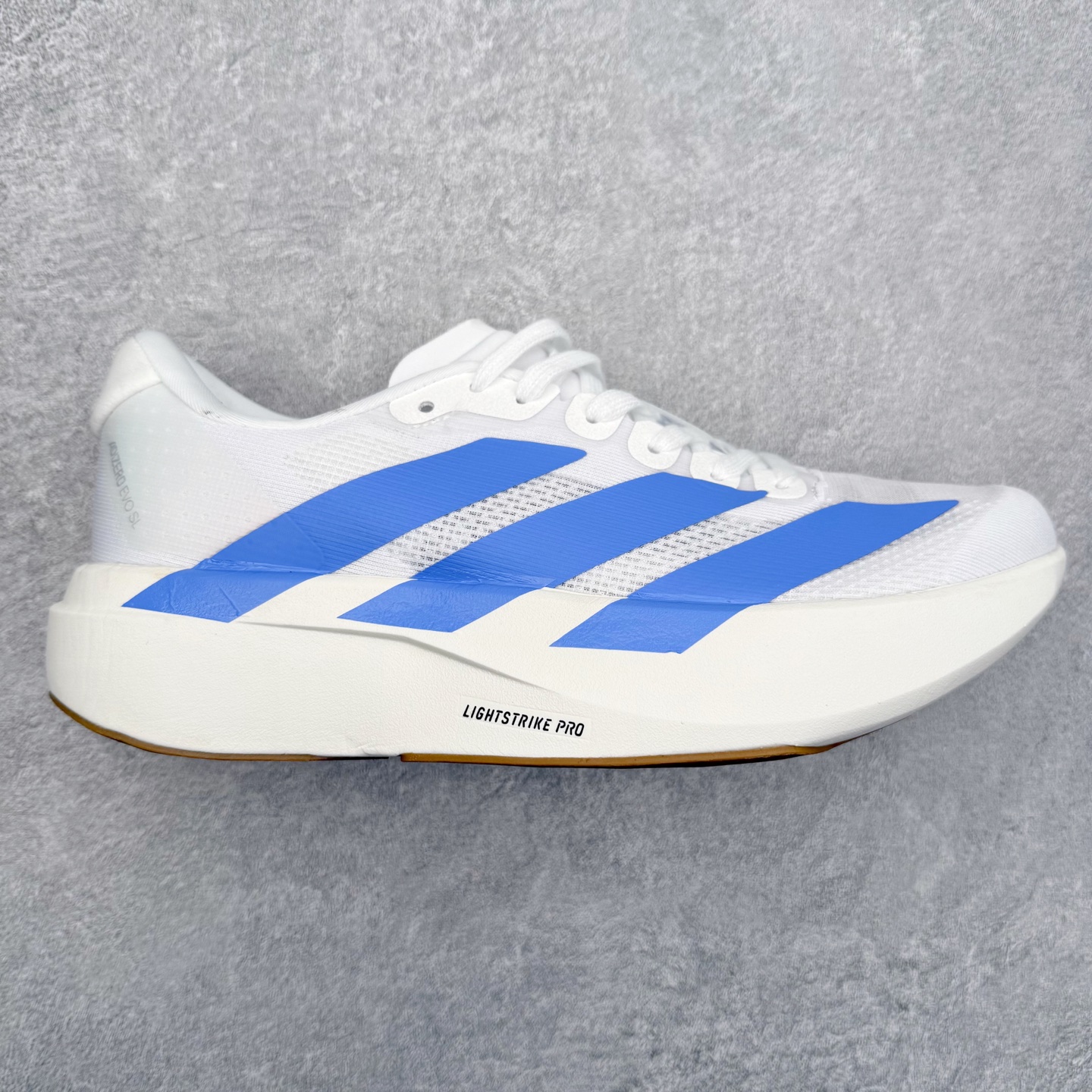 ＃福利特价 AD Adizero EVO SL 马拉松竞速专业跑鞋 CELERMESH针织网面非常轻薄 纤维间的缝隙很大 可以保证跑步时的透气、排汗效果 鞋舌直接与两侧的内衬和鞋底连接在一起 在跑步过程中不会被鞋舌的左右移动所困扰 在标准鞋带孔的基础上再拓宽一组鞋带孔 适合不同脚型的需求 突破性 EnergyRods 技术，有助于跑者实现更好的成绩 中底独特的LIGHTSTRIKE PRO泡棉材质 微弹感觉在跑步过程中给予了良好的支撑体验 对于顶级精英和高水平进阶跑者来说 ADIOS PRO是一双值得信赖的竞速比赛用鞋 尺码：36 36.5 37.5 38 38.5 39 40 40.5 41 42 42.5 43 44 44.5 45-选品中心