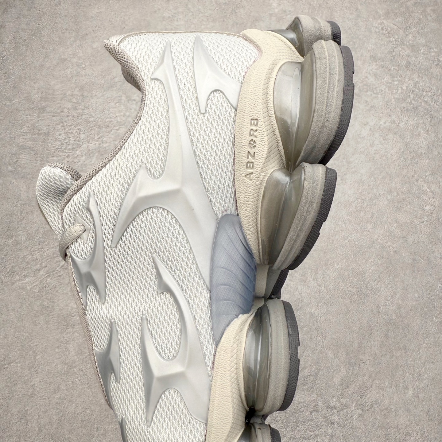 图片[7]-New Balance NB2000 舒适百搭防滑耐磨低帮 休闲跑步鞋 New Balance 在近两年的球鞋市场屡出奇招，在经典鞋型保持进一步增长的同时，推出的每一款新鞋型也都有傲人的战绩。在 327、9060 等鞋型获得成功之后，今天 New Balance 家族又迎来了新鲜血液的注入。这双 New Balance 2000 依然是融合了新旧元素的跑鞋造型，命名为 2000，或许是它的设计理念有着 Y2K 的血统。最大的亮点，在于这双鞋的中底。外侧以五个 ABZORB 单元，带来极具辨识度和冲击力的视觉效果，让这双鞋在外观和脚感方面都颇具吸引力。尺码：36 37 37.5 38 38.5 39 40 40.5 41 42 42.5 43 44 45 46-选品中心