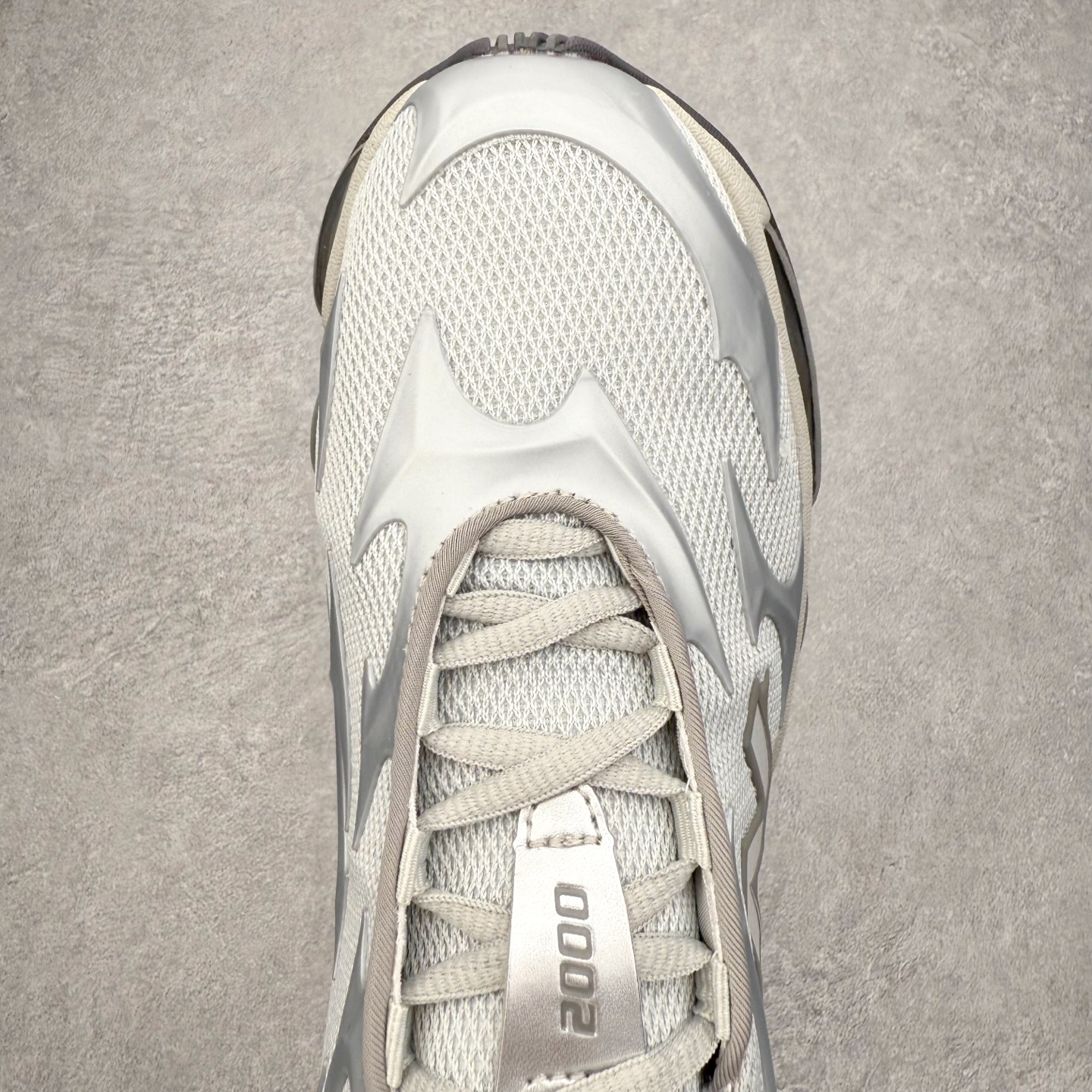 图片[4]-New Balance NB2000 舒适百搭防滑耐磨低帮 休闲跑步鞋 New Balance 在近两年的球鞋市场屡出奇招，在经典鞋型保持进一步增长的同时，推出的每一款新鞋型也都有傲人的战绩。在 327、9060 等鞋型获得成功之后，今天 New Balance 家族又迎来了新鲜血液的注入。这双 New Balance 2000 依然是融合了新旧元素的跑鞋造型，命名为 2000，或许是它的设计理念有着 Y2K 的血统。最大的亮点，在于这双鞋的中底。外侧以五个 ABZORB 单元，带来极具辨识度和冲击力的视觉效果，让这双鞋在外观和脚感方面都颇具吸引力。尺码：36 37 37.5 38 38.5 39 40 40.5 41 42 42.5 43 44 45 46-选品中心