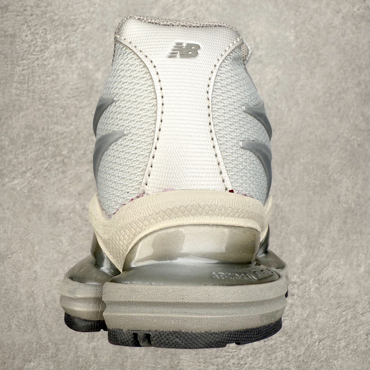 图片[8]-New Balance NB2000 舒适百搭防滑耐磨低帮 休闲跑步鞋 New Balance 在近两年的球鞋市场屡出奇招，在经典鞋型保持进一步增长的同时，推出的每一款新鞋型也都有傲人的战绩。在 327、9060 等鞋型获得成功之后，今天 New Balance 家族又迎来了新鲜血液的注入。这双 New Balance 2000 依然是融合了新旧元素的跑鞋造型，命名为 2000，或许是它的设计理念有着 Y2K 的血统。最大的亮点，在于这双鞋的中底。外侧以五个 ABZORB 单元，带来极具辨识度和冲击力的视觉效果，让这双鞋在外观和脚感方面都颇具吸引力。尺码：36 37 37.5 38 38.5 39 40 40.5 41 42 42.5 43 44 45 46-选品中心