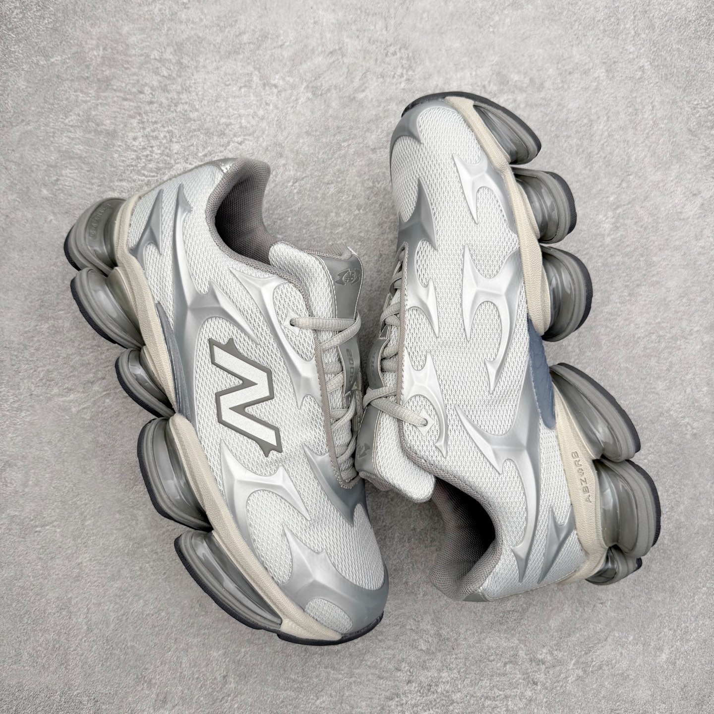 图片[3]-New Balance NB2000 舒适百搭防滑耐磨低帮 休闲跑步鞋 New Balance 在近两年的球鞋市场屡出奇招，在经典鞋型保持进一步增长的同时，推出的每一款新鞋型也都有傲人的战绩。在 327、9060 等鞋型获得成功之后，今天 New Balance 家族又迎来了新鲜血液的注入。这双 New Balance 2000 依然是融合了新旧元素的跑鞋造型，命名为 2000，或许是它的设计理念有着 Y2K 的血统。最大的亮点，在于这双鞋的中底。外侧以五个 ABZORB 单元，带来极具辨识度和冲击力的视觉效果，让这双鞋在外观和脚感方面都颇具吸引力。尺码：36 37 37.5 38 38.5 39 40 40.5 41 42 42.5 43 44 45 46-选品中心