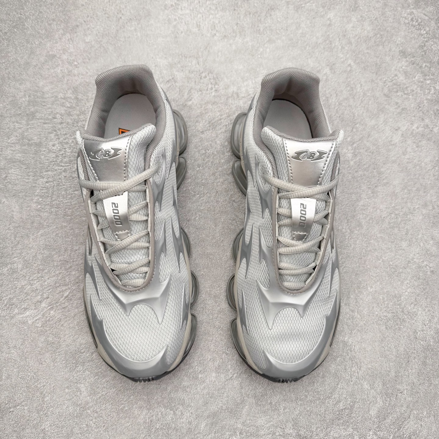 图片[2]-New Balance NB2000 舒适百搭防滑耐磨低帮 休闲跑步鞋 New Balance 在近两年的球鞋市场屡出奇招，在经典鞋型保持进一步增长的同时，推出的每一款新鞋型也都有傲人的战绩。在 327、9060 等鞋型获得成功之后，今天 New Balance 家族又迎来了新鲜血液的注入。这双 New Balance 2000 依然是融合了新旧元素的跑鞋造型，命名为 2000，或许是它的设计理念有着 Y2K 的血统。最大的亮点，在于这双鞋的中底。外侧以五个 ABZORB 单元，带来极具辨识度和冲击力的视觉效果，让这双鞋在外观和脚感方面都颇具吸引力。尺码：36 37 37.5 38 38.5 39 40 40.5 41 42 42.5 43 44 45 46-选品中心