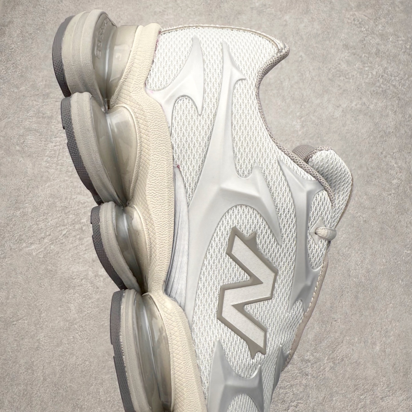 图片[6]-New Balance NB2000 舒适百搭防滑耐磨低帮 休闲跑步鞋 New Balance 在近两年的球鞋市场屡出奇招，在经典鞋型保持进一步增长的同时，推出的每一款新鞋型也都有傲人的战绩。在 327、9060 等鞋型获得成功之后，今天 New Balance 家族又迎来了新鲜血液的注入。这双 New Balance 2000 依然是融合了新旧元素的跑鞋造型，命名为 2000，或许是它的设计理念有着 Y2K 的血统。最大的亮点，在于这双鞋的中底。外侧以五个 ABZORB 单元，带来极具辨识度和冲击力的视觉效果，让这双鞋在外观和脚感方面都颇具吸引力。尺码：36 37 37.5 38 38.5 39 40 40.5 41 42 42.5 43 44 45 46-选品中心