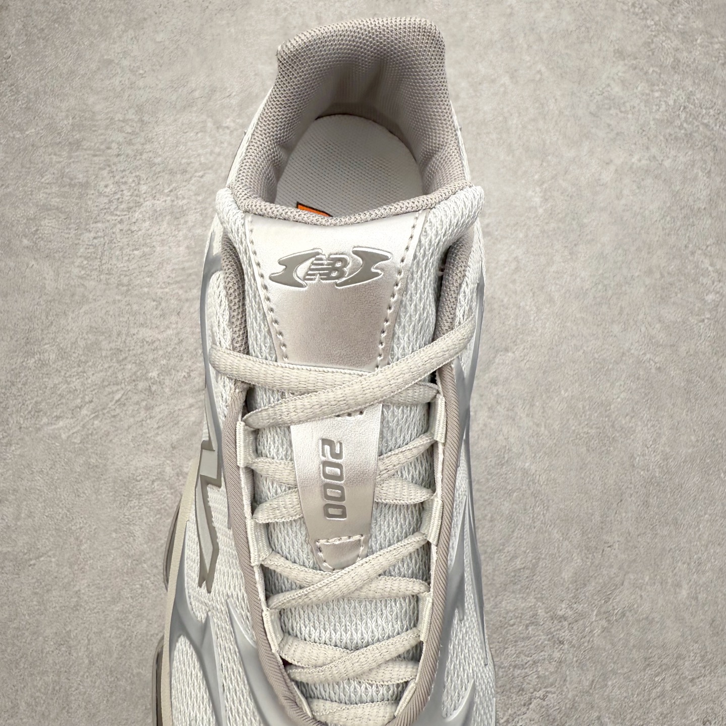 图片[5]-New Balance NB2000 舒适百搭防滑耐磨低帮 休闲跑步鞋 New Balance 在近两年的球鞋市场屡出奇招，在经典鞋型保持进一步增长的同时，推出的每一款新鞋型也都有傲人的战绩。在 327、9060 等鞋型获得成功之后，今天 New Balance 家族又迎来了新鲜血液的注入。这双 New Balance 2000 依然是融合了新旧元素的跑鞋造型，命名为 2000，或许是它的设计理念有着 Y2K 的血统。最大的亮点，在于这双鞋的中底。外侧以五个 ABZORB 单元，带来极具辨识度和冲击力的视觉效果，让这双鞋在外观和脚感方面都颇具吸引力。尺码：36 37 37.5 38 38.5 39 40 40.5 41 42 42.5 43 44 45 46-选品中心