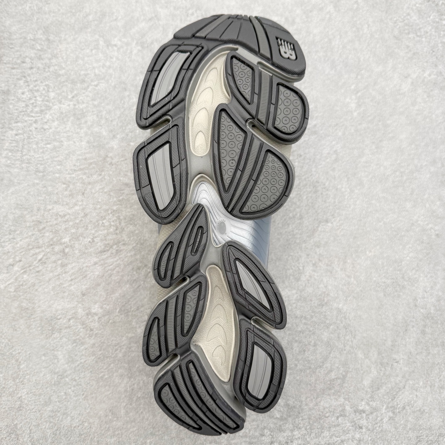 图片[9]-New Balance NB2000 舒适百搭防滑耐磨低帮 休闲跑步鞋 New Balance 在近两年的球鞋市场屡出奇招，在经典鞋型保持进一步增长的同时，推出的每一款新鞋型也都有傲人的战绩。在 327、9060 等鞋型获得成功之后，今天 New Balance 家族又迎来了新鲜血液的注入。这双 New Balance 2000 依然是融合了新旧元素的跑鞋造型，命名为 2000，或许是它的设计理念有着 Y2K 的血统。最大的亮点，在于这双鞋的中底。外侧以五个 ABZORB 单元，带来极具辨识度和冲击力的视觉效果，让这双鞋在外观和脚感方面都颇具吸引力。尺码：36 37 37.5 38 38.5 39 40 40.5 41 42 42.5 43 44 45 46-选品中心