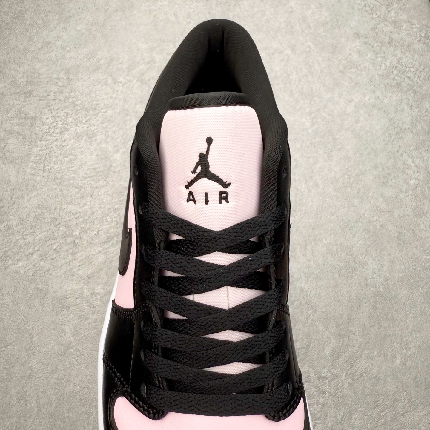 图片[5]-＃K版 Air Jordan AJ1 Low 低帮 IO3394-663 全新流水线出品 DT版本唯一平替选择 市场第二梯队最强版 全部原鞋开发 原楦原纸板开发 全鞋电脑针车 原厂内置全掌气垫 原盒内在原标 唯一Zp原版鞋带绑法 免检产品 全新2022版型 全头层皮料 完美零毛边处理 原厂配置全掌气垫 价格定位良心 几十个配色陆续出货 实拍调校N版已经零色差零失真 百分百还原实物色彩所见即所得 不存在货不对板色差等低级问题 选购参考实物拍摄 不混卖不参货 只用心做好货严格选品 承诺混一赔十 尺码：36 36.5 37.5 38 38.5 39 40 40.5 41 42 42.5 43 44 44.5 45-选品中心