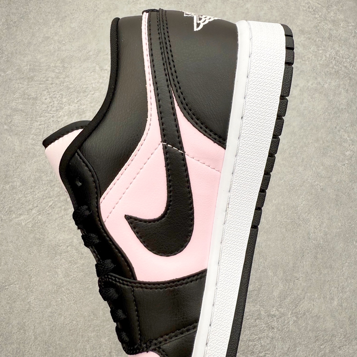 图片[7]-＃K版 Air Jordan AJ1 Low 低帮 IO3394-663 全新流水线出品 DT版本唯一平替选择 市场第二梯队最强版 全部原鞋开发 原楦原纸板开发 全鞋电脑针车 原厂内置全掌气垫 原盒内在原标 唯一Zp原版鞋带绑法 免检产品 全新2022版型 全头层皮料 完美零毛边处理 原厂配置全掌气垫 价格定位良心 几十个配色陆续出货 实拍调校N版已经零色差零失真 百分百还原实物色彩所见即所得 不存在货不对板色差等低级问题 选购参考实物拍摄 不混卖不参货 只用心做好货严格选品 承诺混一赔十 尺码：36 36.5 37.5 38 38.5 39 40 40.5 41 42 42.5 43 44 44.5 45-选品中心