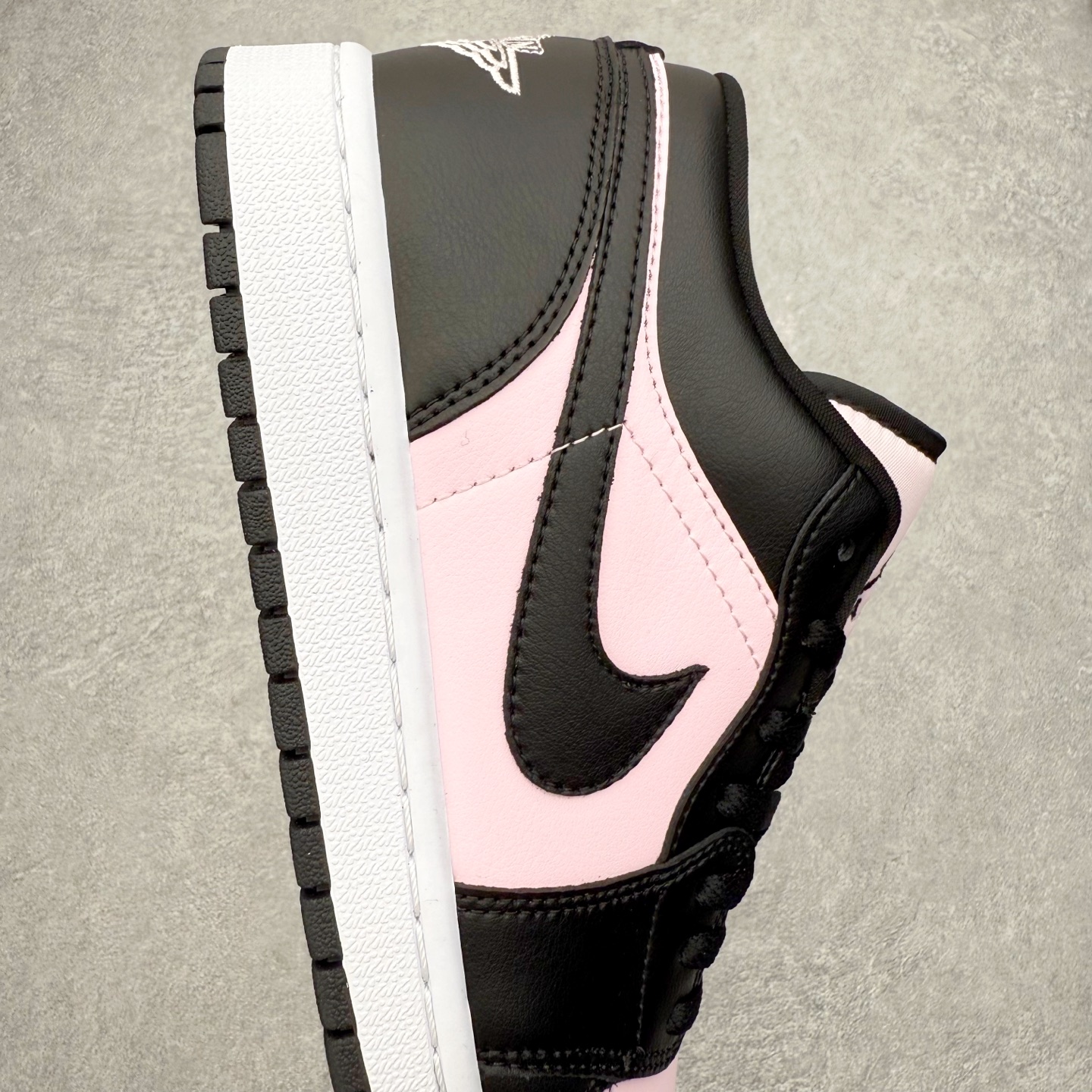 图片[6]-＃K版 Air Jordan AJ1 Low 低帮 IO3394-663 全新流水线出品 DT版本唯一平替选择 市场第二梯队最强版 全部原鞋开发 原楦原纸板开发 全鞋电脑针车 原厂内置全掌气垫 原盒内在原标 唯一Zp原版鞋带绑法 免检产品 全新2022版型 全头层皮料 完美零毛边处理 原厂配置全掌气垫 价格定位良心 几十个配色陆续出货 实拍调校N版已经零色差零失真 百分百还原实物色彩所见即所得 不存在货不对板色差等低级问题 选购参考实物拍摄 不混卖不参货 只用心做好货严格选品 承诺混一赔十 尺码：36 36.5 37.5 38 38.5 39 40 40.5 41 42 42.5 43 44 44.5 45-选品中心