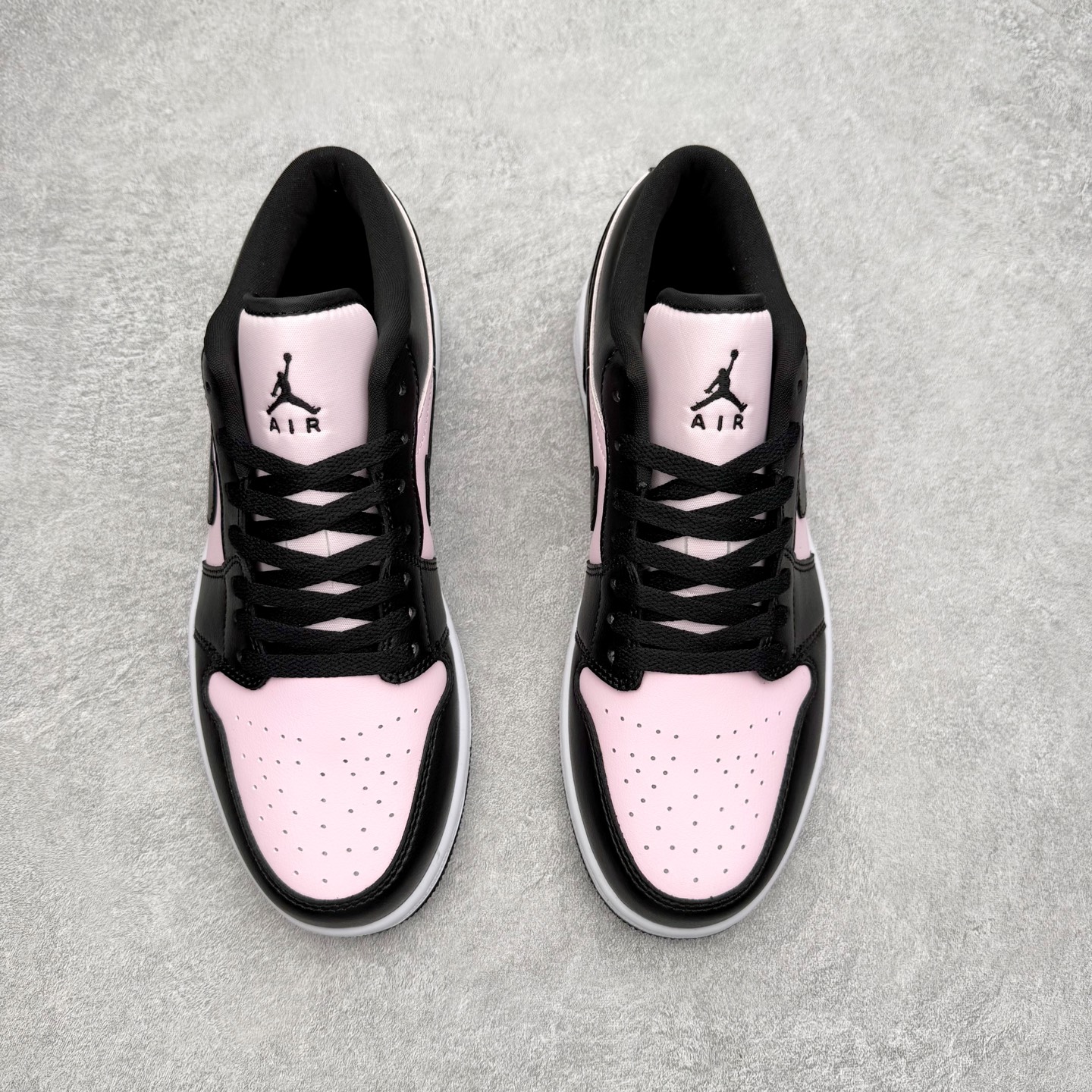 图片[2]-＃K版 Air Jordan AJ1 Low 低帮 IO3394-663 全新流水线出品 DT版本唯一平替选择 市场第二梯队最强版 全部原鞋开发 原楦原纸板开发 全鞋电脑针车 原厂内置全掌气垫 原盒内在原标 唯一Zp原版鞋带绑法 免检产品 全新2022版型 全头层皮料 完美零毛边处理 原厂配置全掌气垫 价格定位良心 几十个配色陆续出货 实拍调校N版已经零色差零失真 百分百还原实物色彩所见即所得 不存在货不对板色差等低级问题 选购参考实物拍摄 不混卖不参货 只用心做好货严格选品 承诺混一赔十 尺码：36 36.5 37.5 38 38.5 39 40 40.5 41 42 42.5 43 44 44.5 45-选品中心