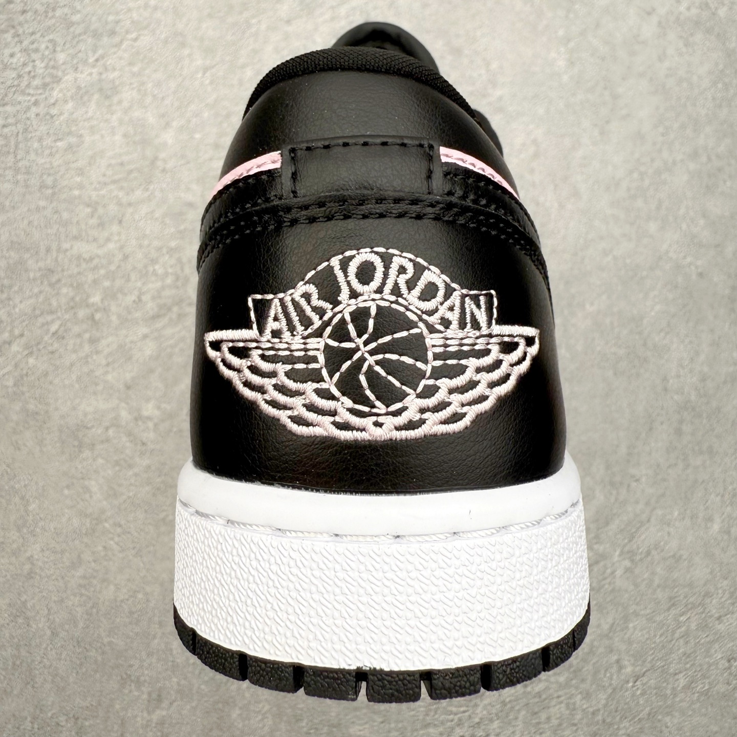 图片[8]-＃K版 Air Jordan AJ1 Low 低帮 IO3394-663 全新流水线出品 DT版本唯一平替选择 市场第二梯队最强版 全部原鞋开发 原楦原纸板开发 全鞋电脑针车 原厂内置全掌气垫 原盒内在原标 唯一Zp原版鞋带绑法 免检产品 全新2022版型 全头层皮料 完美零毛边处理 原厂配置全掌气垫 价格定位良心 几十个配色陆续出货 实拍调校N版已经零色差零失真 百分百还原实物色彩所见即所得 不存在货不对板色差等低级问题 选购参考实物拍摄 不混卖不参货 只用心做好货严格选品 承诺混一赔十 尺码：36 36.5 37.5 38 38.5 39 40 40.5 41 42 42.5 43 44 44.5 45-选品中心