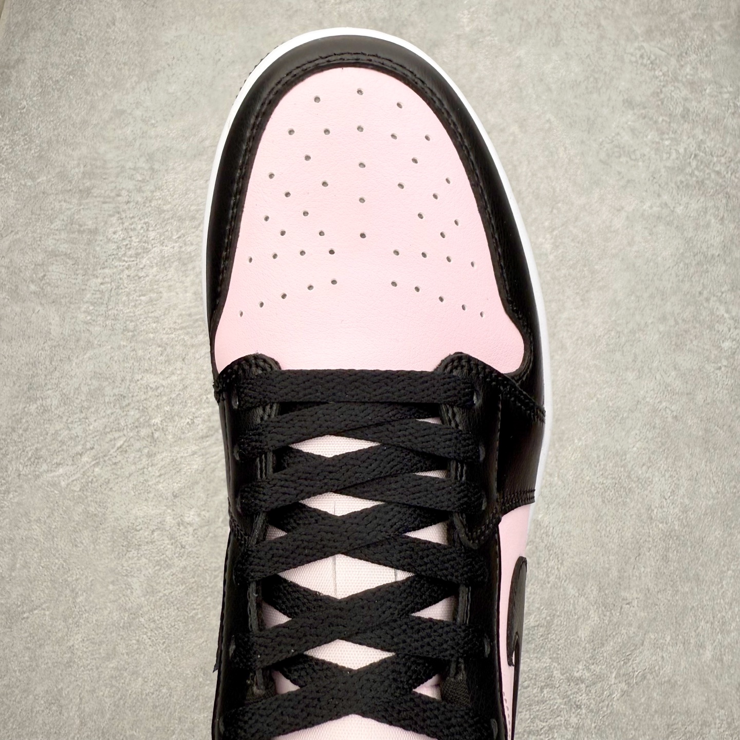 图片[4]-＃K版 Air Jordan AJ1 Low 低帮 IO3394-663 全新流水线出品 DT版本唯一平替选择 市场第二梯队最强版 全部原鞋开发 原楦原纸板开发 全鞋电脑针车 原厂内置全掌气垫 原盒内在原标 唯一Zp原版鞋带绑法 免检产品 全新2022版型 全头层皮料 完美零毛边处理 原厂配置全掌气垫 价格定位良心 几十个配色陆续出货 实拍调校N版已经零色差零失真 百分百还原实物色彩所见即所得 不存在货不对板色差等低级问题 选购参考实物拍摄 不混卖不参货 只用心做好货严格选品 承诺混一赔十 尺码：36 36.5 37.5 38 38.5 39 40 40.5 41 42 42.5 43 44 44.5 45-选品中心