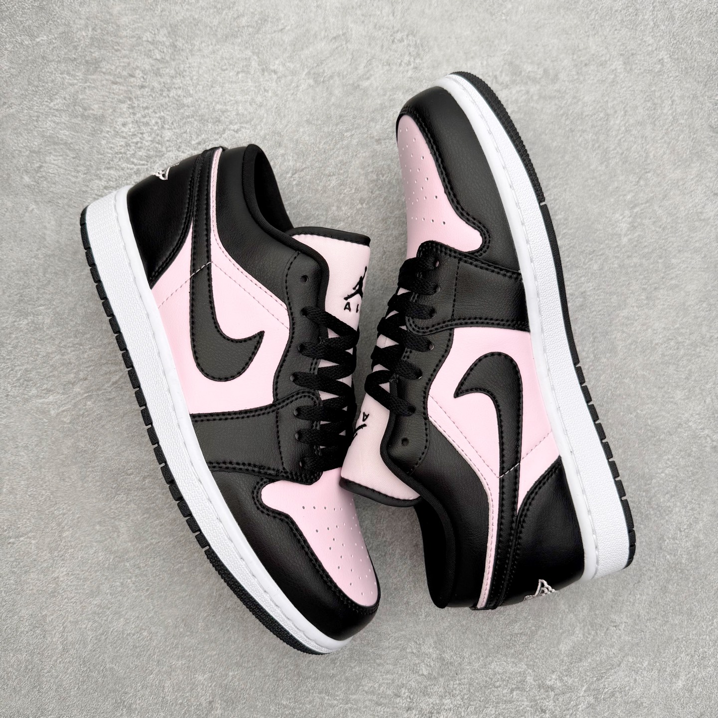 图片[3]-＃K版 Air Jordan AJ1 Low 低帮 IO3394-663 全新流水线出品 DT版本唯一平替选择 市场第二梯队最强版 全部原鞋开发 原楦原纸板开发 全鞋电脑针车 原厂内置全掌气垫 原盒内在原标 唯一Zp原版鞋带绑法 免检产品 全新2022版型 全头层皮料 完美零毛边处理 原厂配置全掌气垫 价格定位良心 几十个配色陆续出货 实拍调校N版已经零色差零失真 百分百还原实物色彩所见即所得 不存在货不对板色差等低级问题 选购参考实物拍摄 不混卖不参货 只用心做好货严格选品 承诺混一赔十 尺码：36 36.5 37.5 38 38.5 39 40 40.5 41 42 42.5 43 44 44.5 45-选品中心