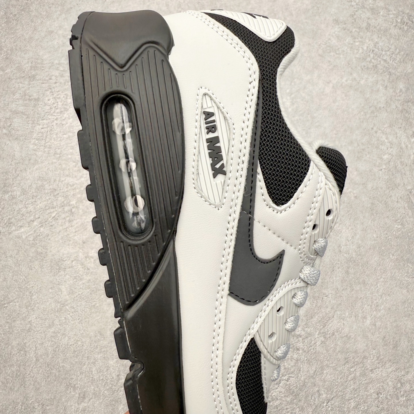 图片[6]-＃MX版 NK Air MAX 90 气垫复古减震跑步鞋 IM5989-077 经典重温 独家陆续补货 外单专供大厂出品 品质稳定 一百余色 终端操作 Air Max 90于1990年推出 来自Air Max系列 在Air Max 1的基础上改进而得 增加了气垫面积 外型上也更为流线 最特別的就是加入了菱纹塑胶嵌板 为Air Max 90增添了许多潮流气息 皮革鞋面 造就出色耐穿性和支撑力 Max Air缓震配置搭配泡棉中底 令Air Max 90轻盈而舒适 华夫格橡胶外底 铸就Air Max 90非凡的抓地力 而Air Max 90不仅是一双跑鞋 它成功跨越了时间的演进 成为了球鞋文化与潮流圈中最熟为人知的鞋款之一 尺码：36 36.5 37.5 38 38.5 39 40 40.5 41 42 42.5 43 44 44.5 45-选品中心