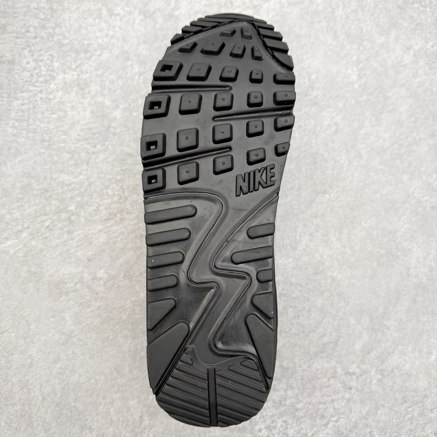 图片[9]-＃MX版 NK Air MAX 90 气垫复古减震跑步鞋 IM5989-077 经典重温 独家陆续补货 外单专供大厂出品 品质稳定 一百余色 终端操作 Air Max 90于1990年推出 来自Air Max系列 在Air Max 1的基础上改进而得 增加了气垫面积 外型上也更为流线 最特別的就是加入了菱纹塑胶嵌板 为Air Max 90增添了许多潮流气息 皮革鞋面 造就出色耐穿性和支撑力 Max Air缓震配置搭配泡棉中底 令Air Max 90轻盈而舒适 华夫格橡胶外底 铸就Air Max 90非凡的抓地力 而Air Max 90不仅是一双跑鞋 它成功跨越了时间的演进 成为了球鞋文化与潮流圈中最熟为人知的鞋款之一 尺码：36 36.5 37.5 38 38.5 39 40 40.5 41 42 42.5 43 44 44.5 45-选品中心