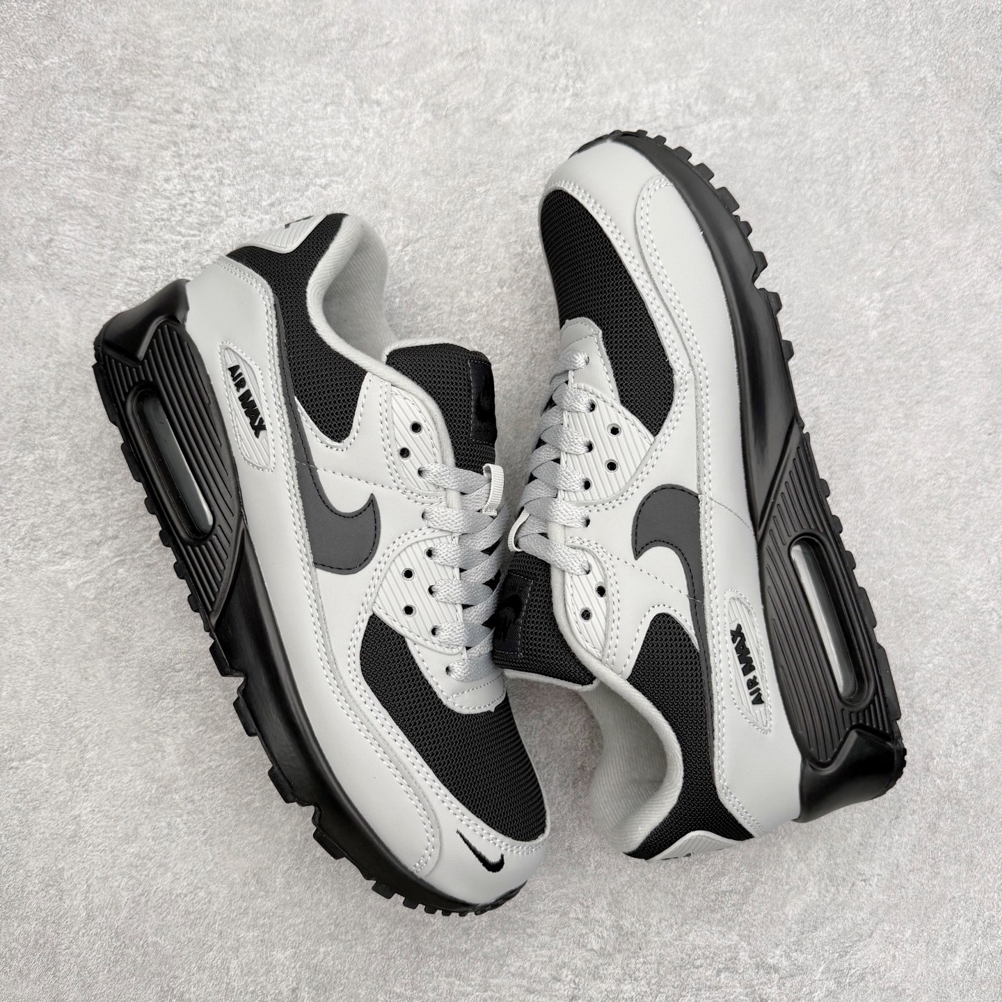图片[3]-＃MX版 NK Air MAX 90 气垫复古减震跑步鞋 IM5989-077 经典重温 独家陆续补货 外单专供大厂出品 品质稳定 一百余色 终端操作 Air Max 90于1990年推出 来自Air Max系列 在Air Max 1的基础上改进而得 增加了气垫面积 外型上也更为流线 最特別的就是加入了菱纹塑胶嵌板 为Air Max 90增添了许多潮流气息 皮革鞋面 造就出色耐穿性和支撑力 Max Air缓震配置搭配泡棉中底 令Air Max 90轻盈而舒适 华夫格橡胶外底 铸就Air Max 90非凡的抓地力 而Air Max 90不仅是一双跑鞋 它成功跨越了时间的演进 成为了球鞋文化与潮流圈中最熟为人知的鞋款之一 尺码：36 36.5 37.5 38 38.5 39 40 40.5 41 42 42.5 43 44 44.5 45-选品中心