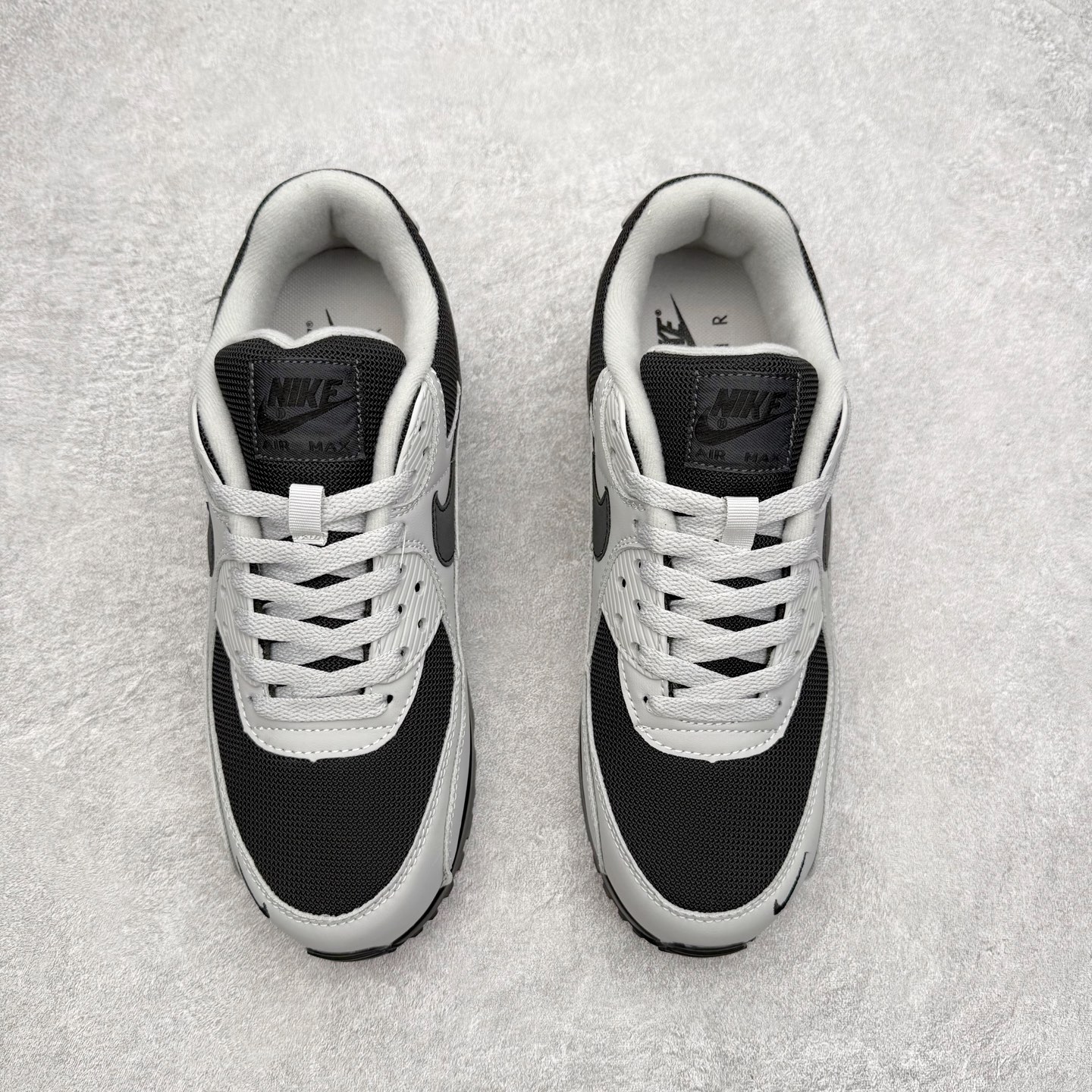 图片[2]-＃MX版 NK Air MAX 90 气垫复古减震跑步鞋 IM5989-077 经典重温 独家陆续补货 外单专供大厂出品 品质稳定 一百余色 终端操作 Air Max 90于1990年推出 来自Air Max系列 在Air Max 1的基础上改进而得 增加了气垫面积 外型上也更为流线 最特別的就是加入了菱纹塑胶嵌板 为Air Max 90增添了许多潮流气息 皮革鞋面 造就出色耐穿性和支撑力 Max Air缓震配置搭配泡棉中底 令Air Max 90轻盈而舒适 华夫格橡胶外底 铸就Air Max 90非凡的抓地力 而Air Max 90不仅是一双跑鞋 它成功跨越了时间的演进 成为了球鞋文化与潮流圈中最熟为人知的鞋款之一 尺码：36 36.5 37.5 38 38.5 39 40 40.5 41 42 42.5 43 44 44.5 45-选品中心