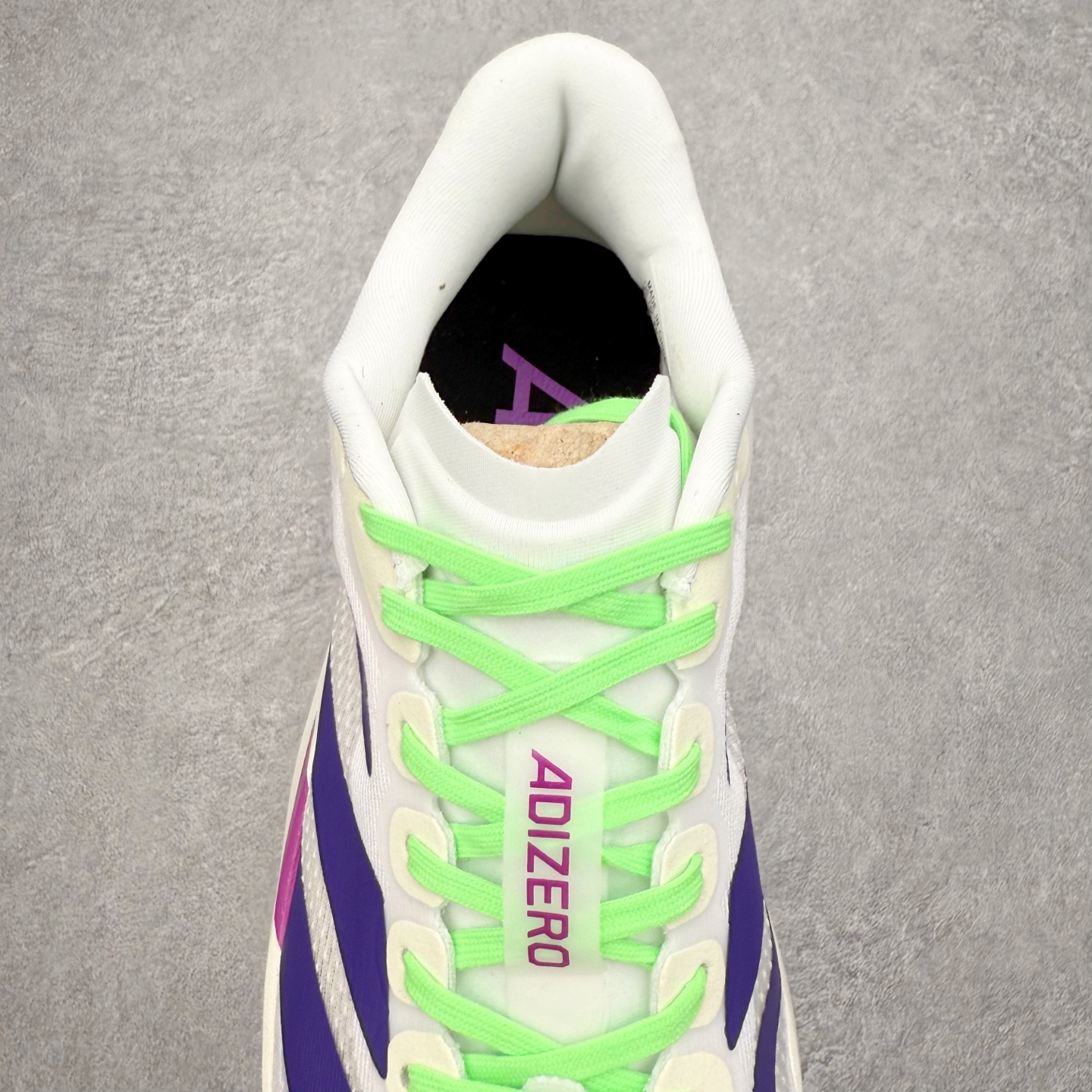 图片[5]-AD Adizero EVO SL 马拉松竞速专业跑鞋 JS4456 CELERMESH针织网面非常轻薄 纤维间的缝隙很大 可以保证跑步时的透气、排汗效果 鞋舌直接与两侧的内衬和鞋底连接在一起 在跑步过程中不会被鞋舌的左右移动所困扰 在标准鞋带孔的基础上再拓宽一组鞋带孔 适合不同脚型的需求 突破性 EnergyRods 技术，有助于跑者实现更好的成绩 中底独特的LIGHTSTRIKE PRO泡棉材质 微弹感觉在跑步过程中给予了良好的支撑体验 对于顶级精英和高水平进阶跑者来说 ADIOS PRO是一双值得信赖的竞速比赛用鞋 尺码：36 36.5 37.5 38 38.5 39 40 40.5 41 42 42.5 43 44 44.5 45-选品中心