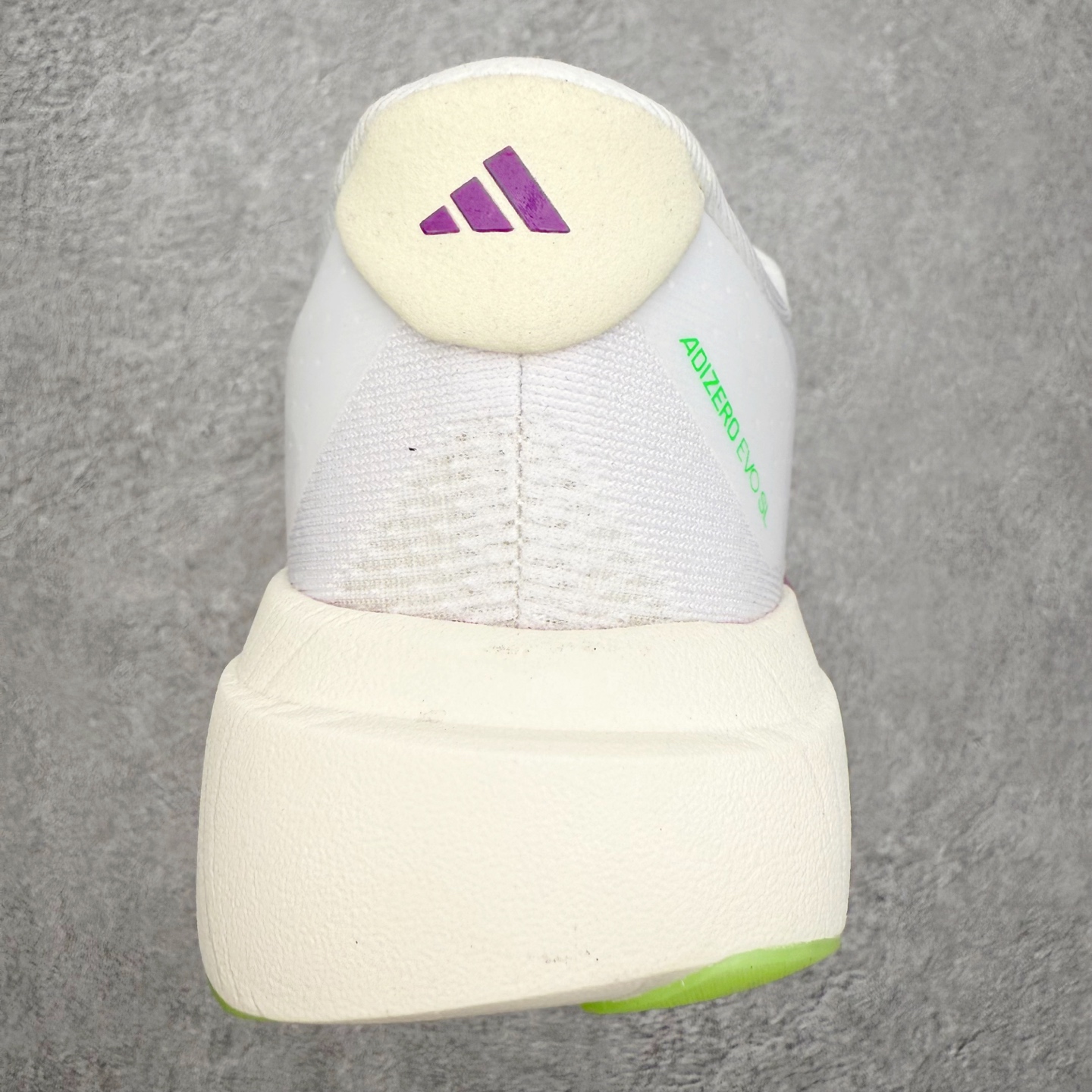 图片[8]-AD Adizero EVO SL 马拉松竞速专业跑鞋 JS4456 CELERMESH针织网面非常轻薄 纤维间的缝隙很大 可以保证跑步时的透气、排汗效果 鞋舌直接与两侧的内衬和鞋底连接在一起 在跑步过程中不会被鞋舌的左右移动所困扰 在标准鞋带孔的基础上再拓宽一组鞋带孔 适合不同脚型的需求 突破性 EnergyRods 技术，有助于跑者实现更好的成绩 中底独特的LIGHTSTRIKE PRO泡棉材质 微弹感觉在跑步过程中给予了良好的支撑体验 对于顶级精英和高水平进阶跑者来说 ADIOS PRO是一双值得信赖的竞速比赛用鞋 尺码：36 36.5 37.5 38 38.5 39 40 40.5 41 42 42.5 43 44 44.5 45-选品中心