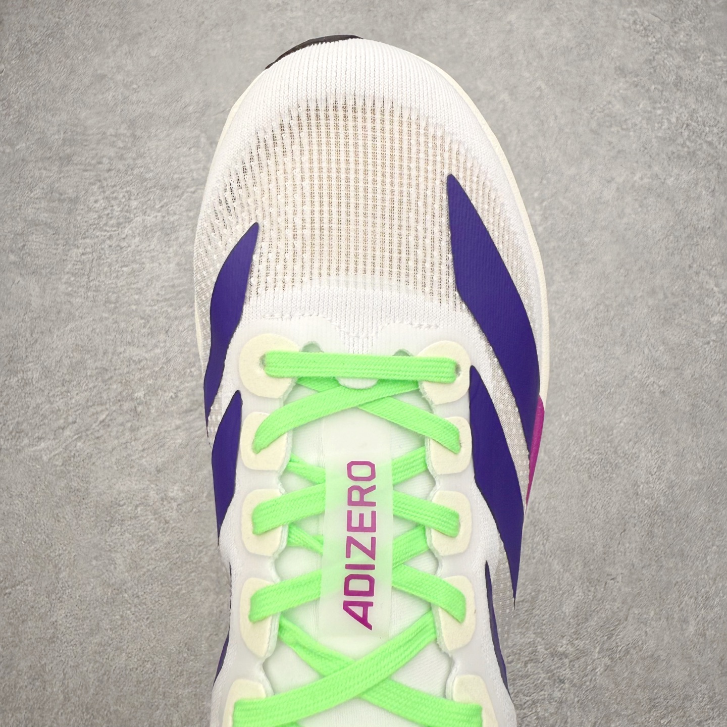 图片[4]-AD Adizero EVO SL 马拉松竞速专业跑鞋 JS4456 CELERMESH针织网面非常轻薄 纤维间的缝隙很大 可以保证跑步时的透气、排汗效果 鞋舌直接与两侧的内衬和鞋底连接在一起 在跑步过程中不会被鞋舌的左右移动所困扰 在标准鞋带孔的基础上再拓宽一组鞋带孔 适合不同脚型的需求 突破性 EnergyRods 技术，有助于跑者实现更好的成绩 中底独特的LIGHTSTRIKE PRO泡棉材质 微弹感觉在跑步过程中给予了良好的支撑体验 对于顶级精英和高水平进阶跑者来说 ADIOS PRO是一双值得信赖的竞速比赛用鞋 尺码：36 36.5 37.5 38 38.5 39 40 40.5 41 42 42.5 43 44 44.5 45-选品中心