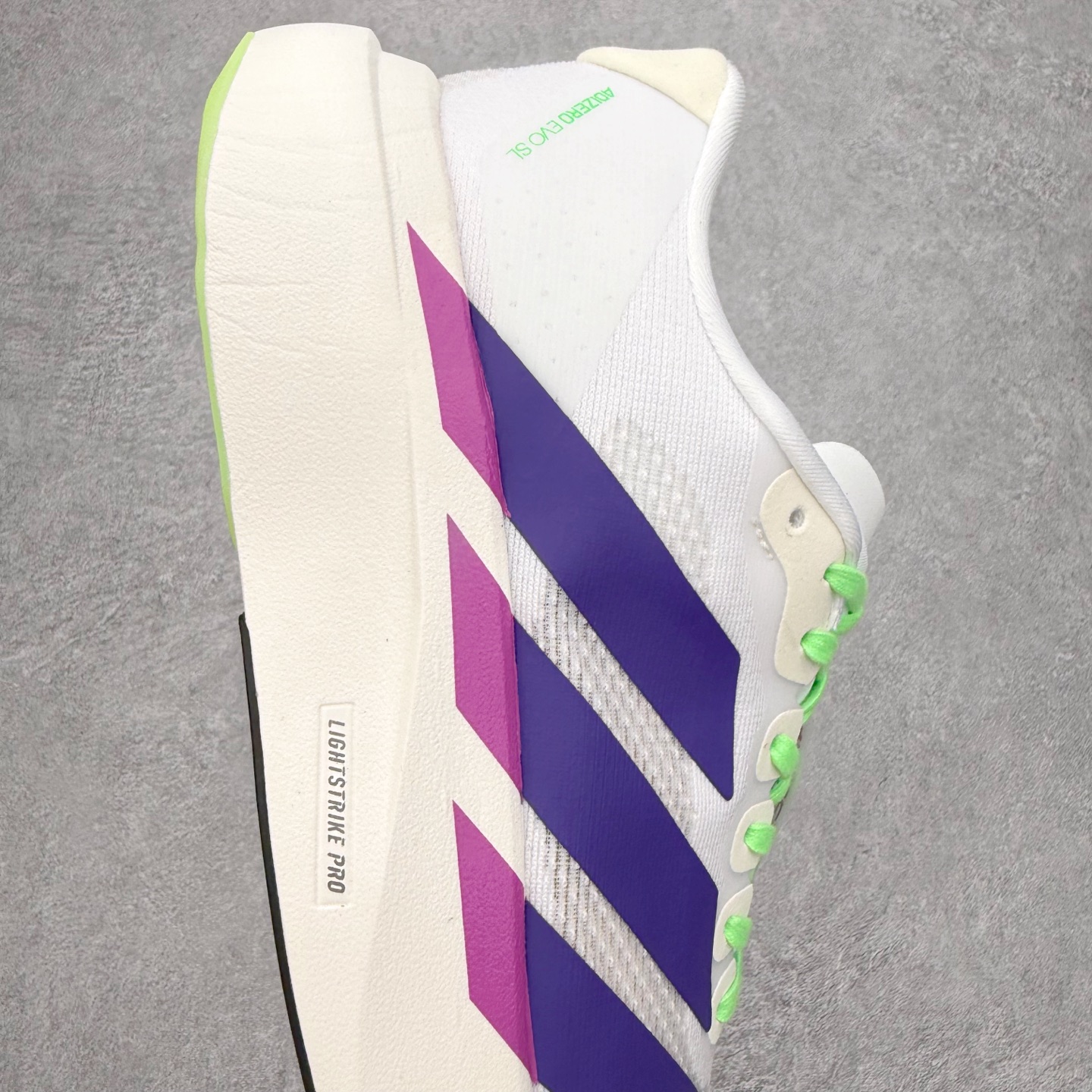 图片[6]-AD Adizero EVO SL 马拉松竞速专业跑鞋 JS4456 CELERMESH针织网面非常轻薄 纤维间的缝隙很大 可以保证跑步时的透气、排汗效果 鞋舌直接与两侧的内衬和鞋底连接在一起 在跑步过程中不会被鞋舌的左右移动所困扰 在标准鞋带孔的基础上再拓宽一组鞋带孔 适合不同脚型的需求 突破性 EnergyRods 技术，有助于跑者实现更好的成绩 中底独特的LIGHTSTRIKE PRO泡棉材质 微弹感觉在跑步过程中给予了良好的支撑体验 对于顶级精英和高水平进阶跑者来说 ADIOS PRO是一双值得信赖的竞速比赛用鞋 尺码：36 36.5 37.5 38 38.5 39 40 40.5 41 42 42.5 43 44 44.5 45-选品中心