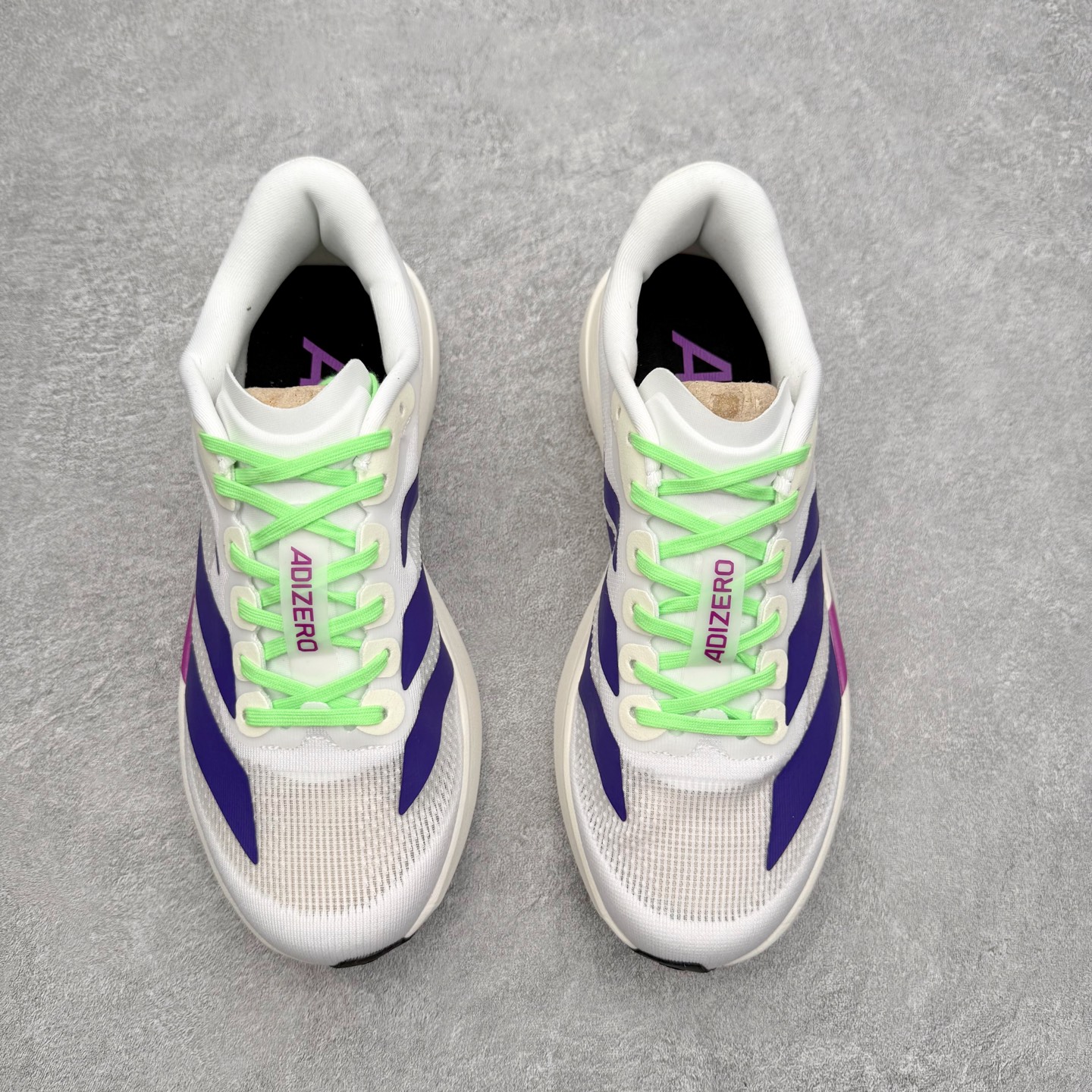 图片[2]-AD Adizero EVO SL 马拉松竞速专业跑鞋 JS4456 CELERMESH针织网面非常轻薄 纤维间的缝隙很大 可以保证跑步时的透气、排汗效果 鞋舌直接与两侧的内衬和鞋底连接在一起 在跑步过程中不会被鞋舌的左右移动所困扰 在标准鞋带孔的基础上再拓宽一组鞋带孔 适合不同脚型的需求 突破性 EnergyRods 技术，有助于跑者实现更好的成绩 中底独特的LIGHTSTRIKE PRO泡棉材质 微弹感觉在跑步过程中给予了良好的支撑体验 对于顶级精英和高水平进阶跑者来说 ADIOS PRO是一双值得信赖的竞速比赛用鞋 尺码：36 36.5 37.5 38 38.5 39 40 40.5 41 42 42.5 43 44 44.5 45-选品中心