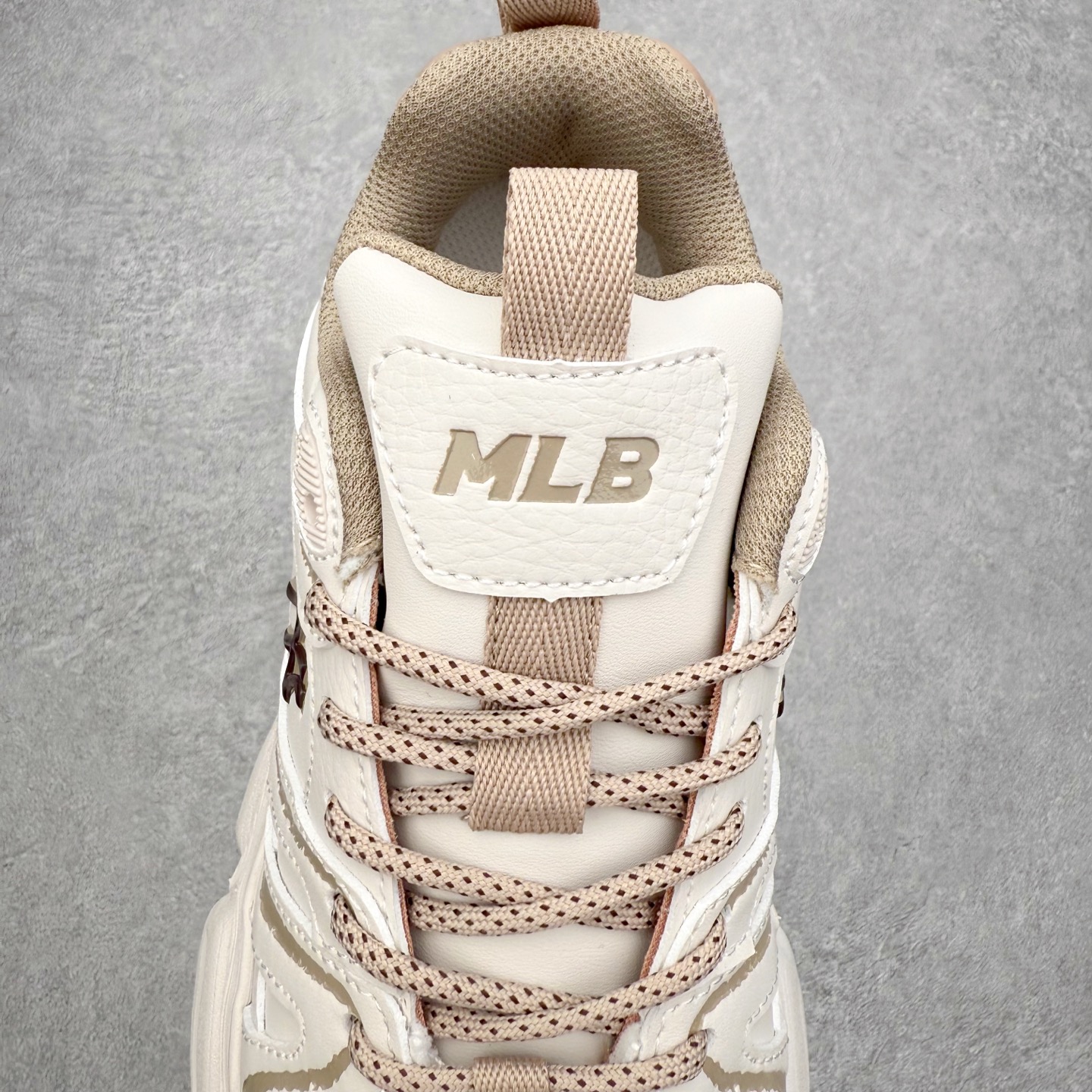 图片[5]-MLB CHAMP CHUNKY VINTAGE 纽约洋基队 合成革 复古潮流时尚情侣休闲造浪透气增高低帮老爹鞋 男女同款 MLB是韩国F&F旗下潮流服装品牌，拥有150年历史的经典传统，是街头文化和国际生活方式的领导者。MLB 拥有包括男装、女装、童装、配饰在内的全品类服饰，提供覆盖各性别、各年龄层、From Head to Toe的穿搭装备。其产品结合了韩国的时尚造型与质感，展现了运动服饰也可以兼具时尚潮流的风格。在产品设计上，MLB不仅融合了美国职业棒球大联盟的各当家球队，更结合了棒球运动中的各个元素。尺码：35 36 36.5 37.5 38 38.5 39 40 40.5 41 42 42.5 43 44 44.5 45-选品中心