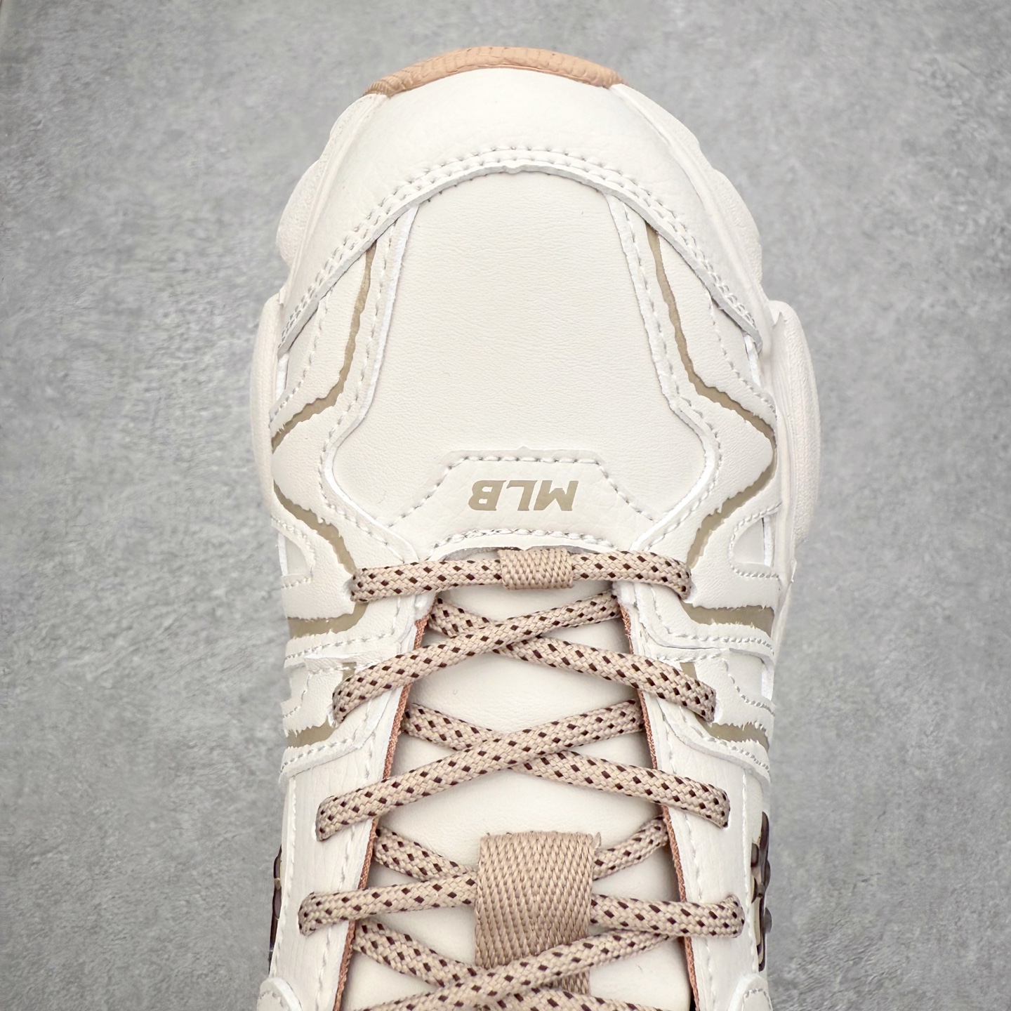 图片[4]-MLB CHAMP CHUNKY VINTAGE 纽约洋基队 合成革 复古潮流时尚情侣休闲造浪透气增高低帮老爹鞋 男女同款 MLB是韩国F&F旗下潮流服装品牌，拥有150年历史的经典传统，是街头文化和国际生活方式的领导者。MLB 拥有包括男装、女装、童装、配饰在内的全品类服饰，提供覆盖各性别、各年龄层、From Head to Toe的穿搭装备。其产品结合了韩国的时尚造型与质感，展现了运动服饰也可以兼具时尚潮流的风格。在产品设计上，MLB不仅融合了美国职业棒球大联盟的各当家球队，更结合了棒球运动中的各个元素。尺码：35 36 36.5 37.5 38 38.5 39 40 40.5 41 42 42.5 43 44 44.5 45-选品中心