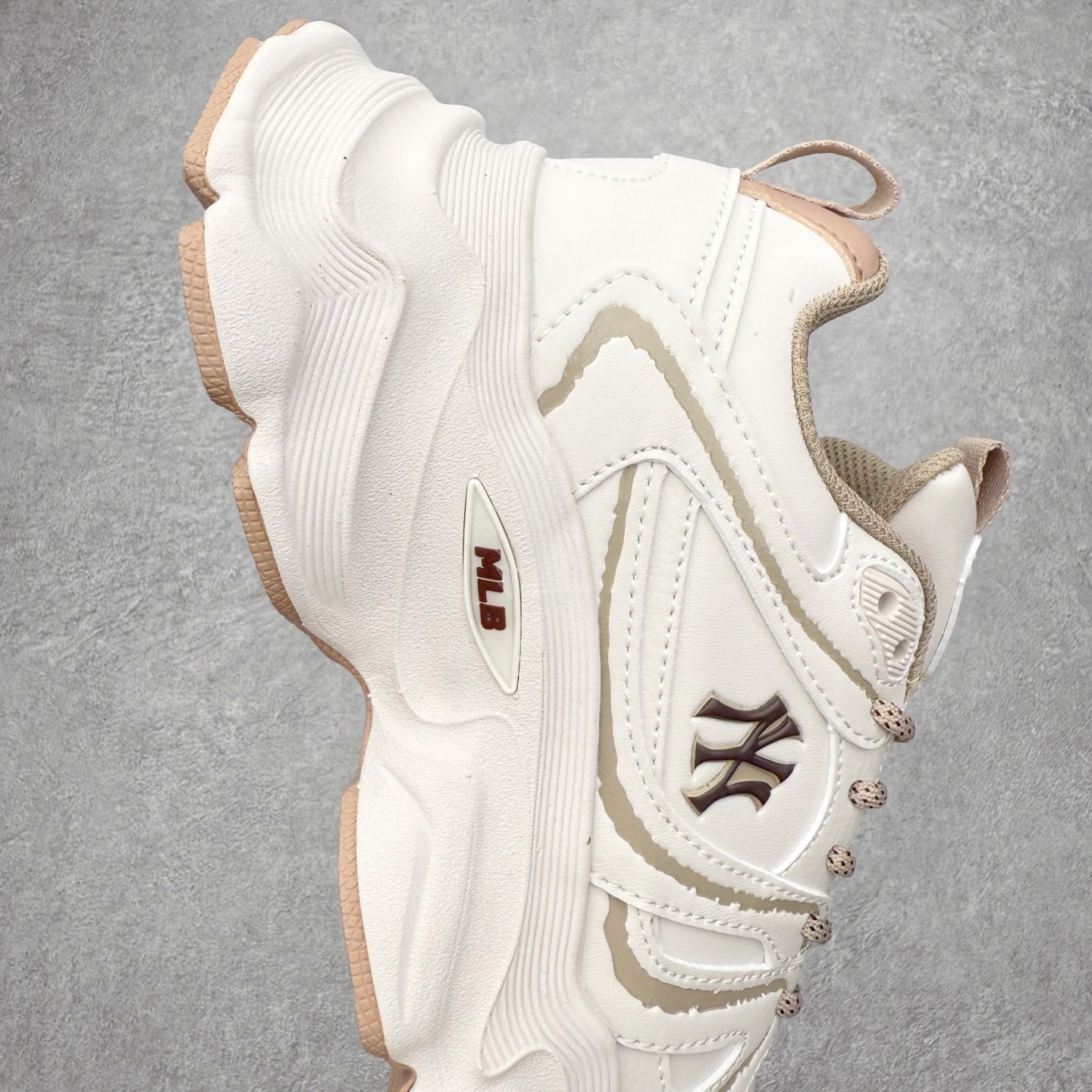 图片[6]-MLB CHAMP CHUNKY VINTAGE 纽约洋基队 合成革 复古潮流时尚情侣休闲造浪透气增高低帮老爹鞋 男女同款 MLB是韩国F&F旗下潮流服装品牌，拥有150年历史的经典传统，是街头文化和国际生活方式的领导者。MLB 拥有包括男装、女装、童装、配饰在内的全品类服饰，提供覆盖各性别、各年龄层、From Head to Toe的穿搭装备。其产品结合了韩国的时尚造型与质感，展现了运动服饰也可以兼具时尚潮流的风格。在产品设计上，MLB不仅融合了美国职业棒球大联盟的各当家球队，更结合了棒球运动中的各个元素。尺码：35 36 36.5 37.5 38 38.5 39 40 40.5 41 42 42.5 43 44 44.5 45-选品中心