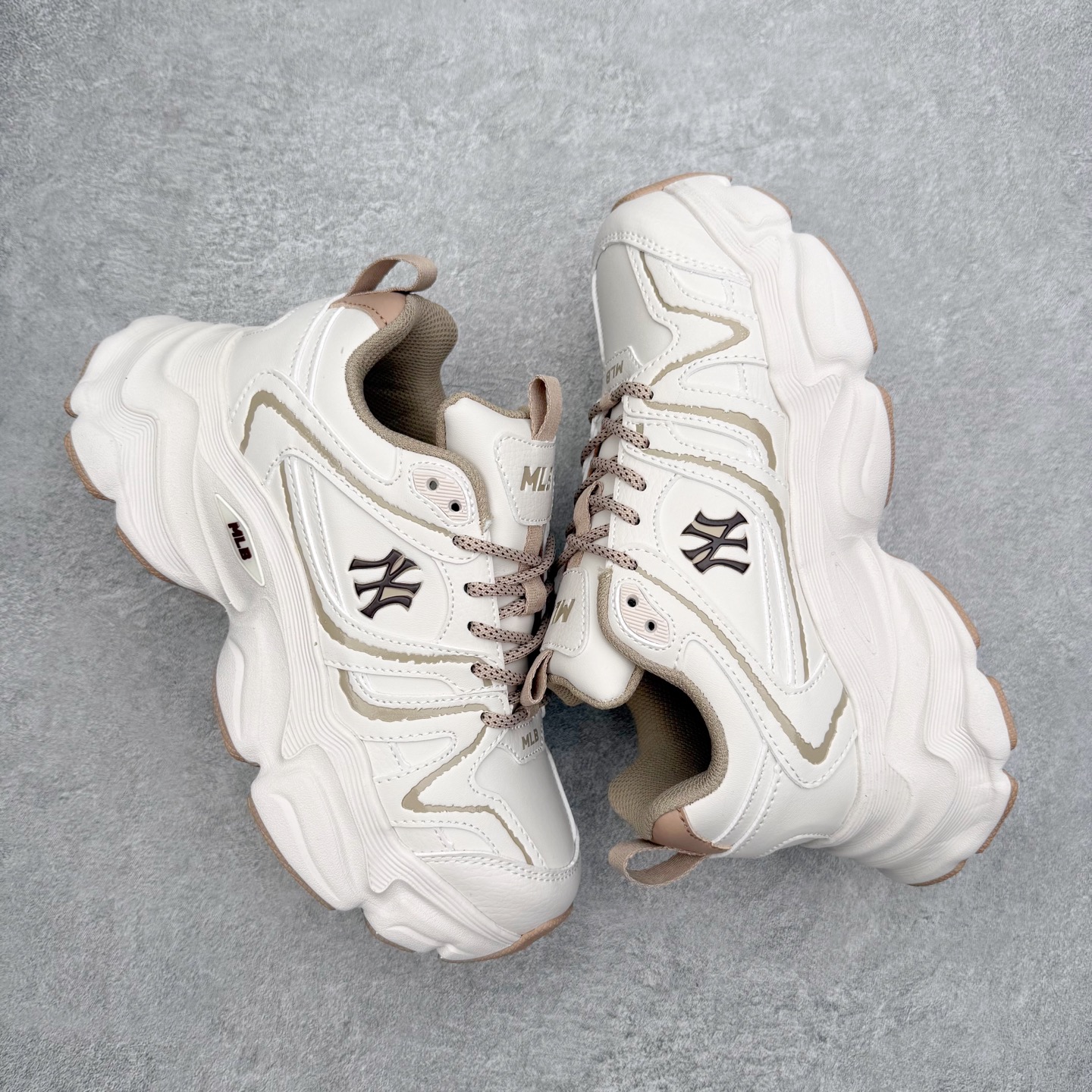 图片[3]-MLB CHAMP CHUNKY VINTAGE 纽约洋基队 合成革 复古潮流时尚情侣休闲造浪透气增高低帮老爹鞋 男女同款 MLB是韩国F&F旗下潮流服装品牌，拥有150年历史的经典传统，是街头文化和国际生活方式的领导者。MLB 拥有包括男装、女装、童装、配饰在内的全品类服饰，提供覆盖各性别、各年龄层、From Head to Toe的穿搭装备。其产品结合了韩国的时尚造型与质感，展现了运动服饰也可以兼具时尚潮流的风格。在产品设计上，MLB不仅融合了美国职业棒球大联盟的各当家球队，更结合了棒球运动中的各个元素。尺码：35 36 36.5 37.5 38 38.5 39 40 40.5 41 42 42.5 43 44 44.5 45-选品中心