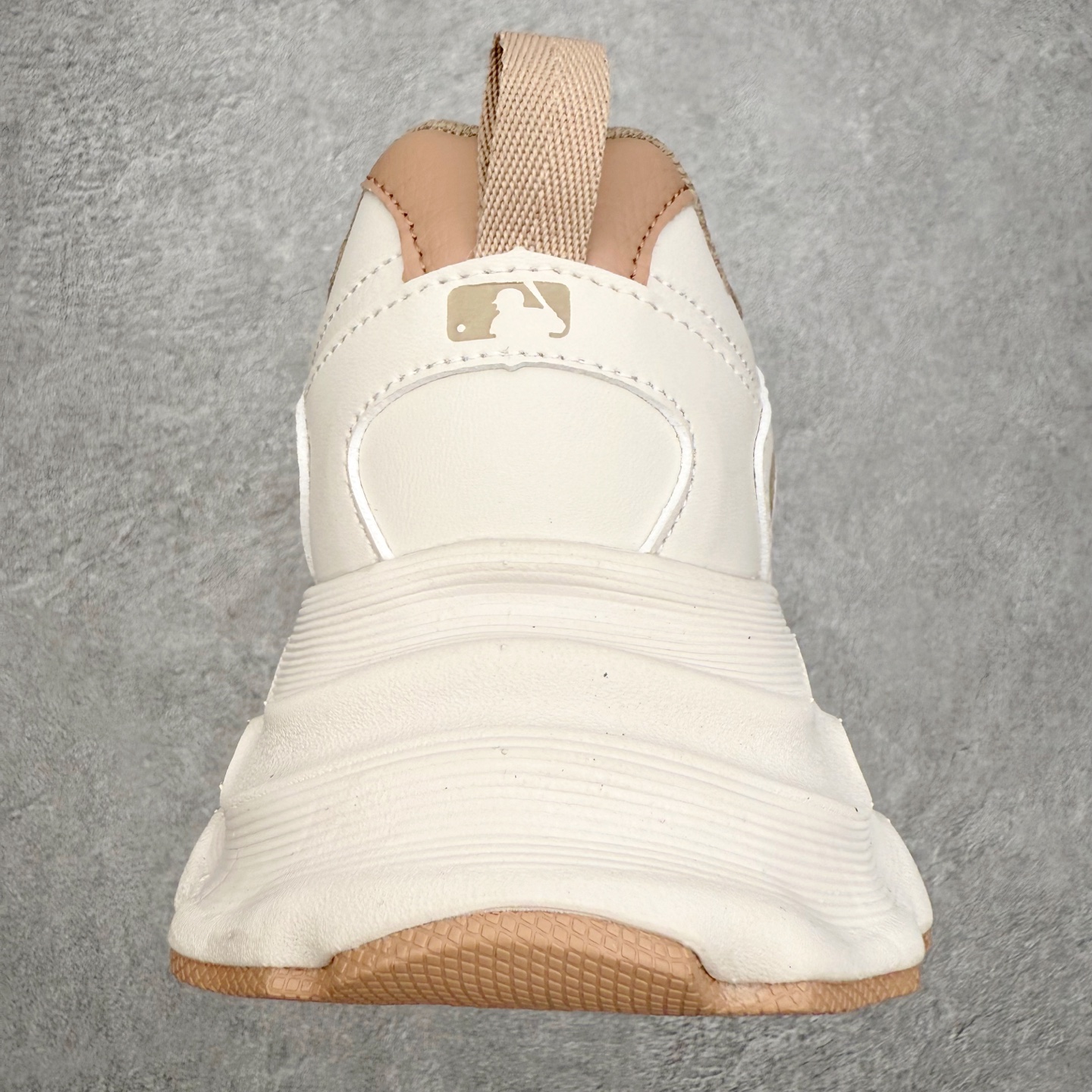 图片[8]-MLB CHAMP CHUNKY VINTAGE 纽约洋基队 合成革 复古潮流时尚情侣休闲造浪透气增高低帮老爹鞋 男女同款 MLB是韩国F&F旗下潮流服装品牌，拥有150年历史的经典传统，是街头文化和国际生活方式的领导者。MLB 拥有包括男装、女装、童装、配饰在内的全品类服饰，提供覆盖各性别、各年龄层、From Head to Toe的穿搭装备。其产品结合了韩国的时尚造型与质感，展现了运动服饰也可以兼具时尚潮流的风格。在产品设计上，MLB不仅融合了美国职业棒球大联盟的各当家球队，更结合了棒球运动中的各个元素。尺码：35 36 36.5 37.5 38 38.5 39 40 40.5 41 42 42.5 43 44 44.5 45-选品中心