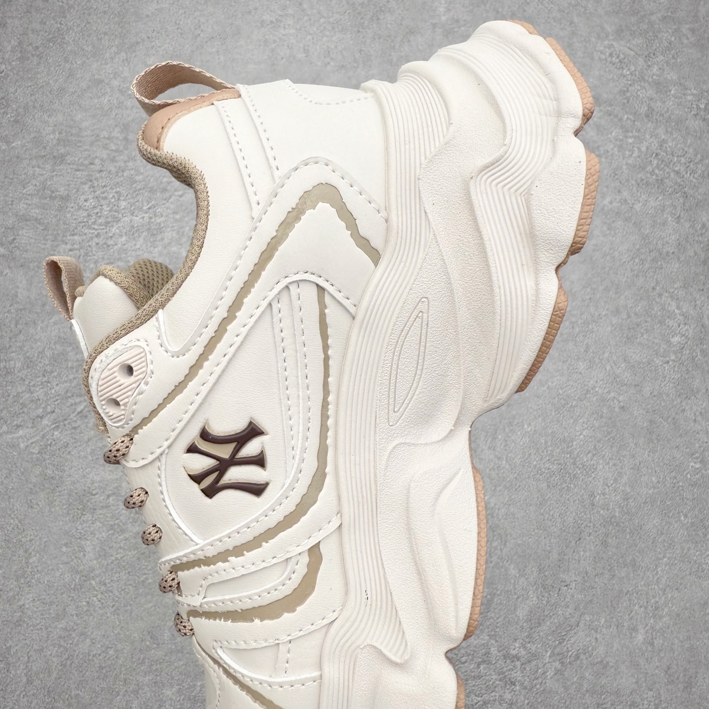 图片[7]-MLB CHAMP CHUNKY VINTAGE 纽约洋基队 合成革 复古潮流时尚情侣休闲造浪透气增高低帮老爹鞋 男女同款 MLB是韩国F&F旗下潮流服装品牌，拥有150年历史的经典传统，是街头文化和国际生活方式的领导者。MLB 拥有包括男装、女装、童装、配饰在内的全品类服饰，提供覆盖各性别、各年龄层、From Head to Toe的穿搭装备。其产品结合了韩国的时尚造型与质感，展现了运动服饰也可以兼具时尚潮流的风格。在产品设计上，MLB不仅融合了美国职业棒球大联盟的各当家球队，更结合了棒球运动中的各个元素。尺码：35 36 36.5 37.5 38 38.5 39 40 40.5 41 42 42.5 43 44 44.5 45-选品中心