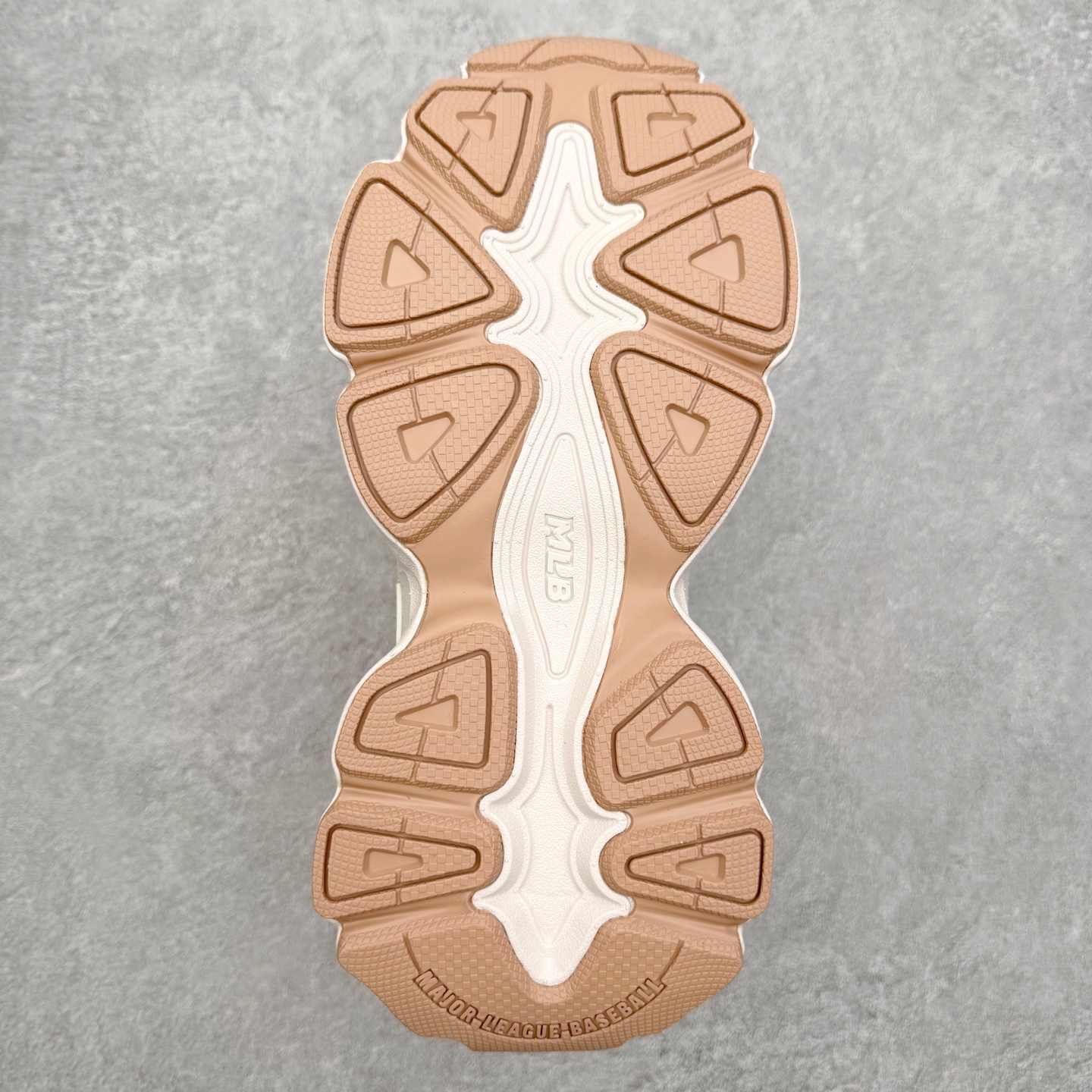 图片[9]-MLB CHAMP CHUNKY VINTAGE 纽约洋基队 合成革 复古潮流时尚情侣休闲造浪透气增高低帮老爹鞋 男女同款 MLB是韩国F&F旗下潮流服装品牌，拥有150年历史的经典传统，是街头文化和国际生活方式的领导者。MLB 拥有包括男装、女装、童装、配饰在内的全品类服饰，提供覆盖各性别、各年龄层、From Head to Toe的穿搭装备。其产品结合了韩国的时尚造型与质感，展现了运动服饰也可以兼具时尚潮流的风格。在产品设计上，MLB不仅融合了美国职业棒球大联盟的各当家球队，更结合了棒球运动中的各个元素。尺码：35 36 36.5 37.5 38 38.5 39 40 40.5 41 42 42.5 43 44 44.5 45-选品中心