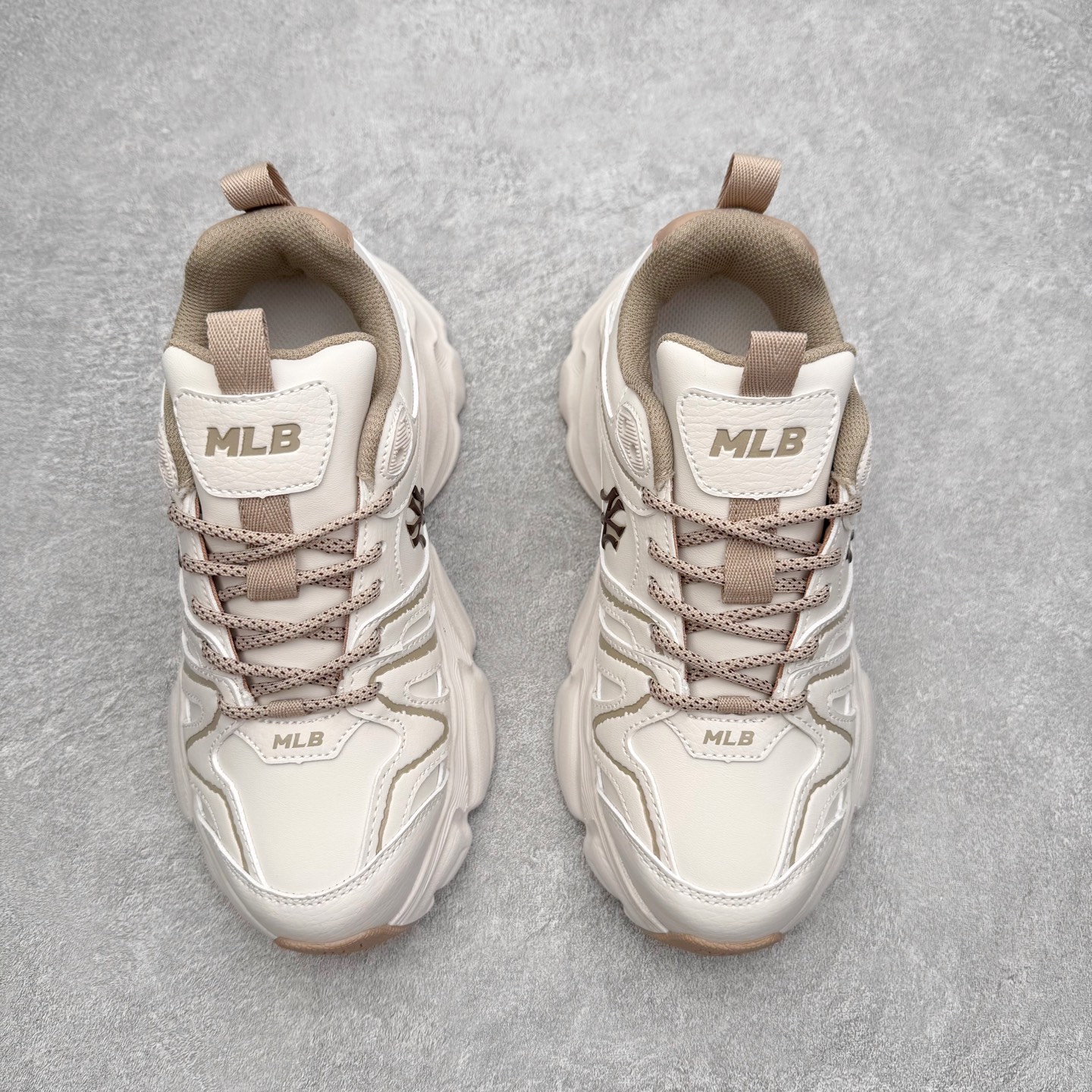 图片[2]-MLB CHAMP CHUNKY VINTAGE 纽约洋基队 合成革 复古潮流时尚情侣休闲造浪透气增高低帮老爹鞋 男女同款 MLB是韩国F&F旗下潮流服装品牌，拥有150年历史的经典传统，是街头文化和国际生活方式的领导者。MLB 拥有包括男装、女装、童装、配饰在内的全品类服饰，提供覆盖各性别、各年龄层、From Head to Toe的穿搭装备。其产品结合了韩国的时尚造型与质感，展现了运动服饰也可以兼具时尚潮流的风格。在产品设计上，MLB不仅融合了美国职业棒球大联盟的各当家球队，更结合了棒球运动中的各个元素。尺码：35 36 36.5 37.5 38 38.5 39 40 40.5 41 42 42.5 43 44 44.5 45-选品中心