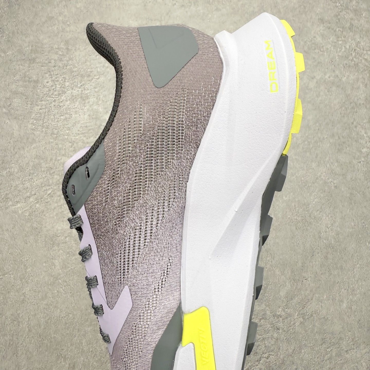 图片[7]-THE NORTH FACE 北面防滑耐磨防水低帮户外功能鞋 有许多相当专业的户外爱好者 非常关心像是越野跑、专业登山鞋等一系列的户外鞋款开箱 本次介绍比较不一样的休闲机能鞋 带来登山朋友爱用的户外品牌北面The North Face的休闲系列徒步鞋款介绍，希望能提供大家于生活与轻旅行的不同选择。不少户外运动爱好者喜欢的专业登山品牌（北面）The North Face自1966年创立，由两位热爱登山徒步的年轻登山者于美西旧金山开创，不断透过研发与创新，并且将最先进的技术结合在服装与鞋款设计，生产多种外型帅气且专业能力非常强的户外服饰，备受欢迎。户外版有许多相当专业的户外爱好者，非常关心像是越野跑、专业登山鞋等一系列的户外鞋款开箱，本次介绍比较不一样的休闲机能鞋，带来登山朋友爱用的户外品牌北面The North Face的休闲系列徒步鞋款介绍，希望能提供大家于生活与轻旅行的不同选择。此鞋并非归类在专业登山鞋家族中，而是以高性价比、适合日常训练作为主推卖点，对登山初学的朋友来说，这双鞋耐磨与耐穿程度更是入手的绝佳理由，但是对进阶登山者而言，此鞋可能无法战胜难度更高的徒步登山路线。脚感与登山靴的稳健非常不一样，也不是越野跑鞋的野性、更非慢跑鞋的敏捷，个人觉得此鞋足感非常独特，XtraFoam中底的泡沫材质非常柔软，即使没有鞋带系统辅助，但是EXTS外底抓地系统底纹够深，每一步都十分平稳。尺码：39 40 40.5 41 42 42.5 43 44 44.5 45-选品中心