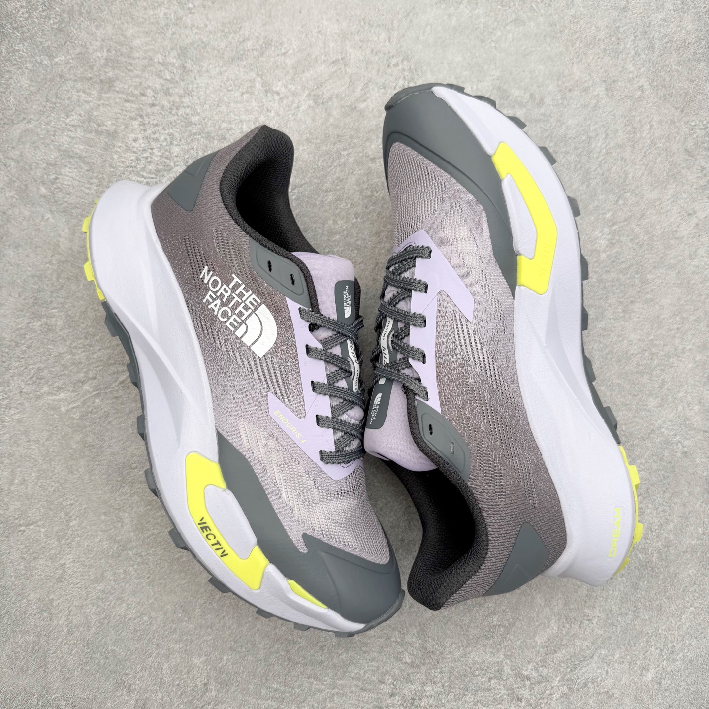 图片[3]-THE NORTH FACE 北面防滑耐磨防水低帮户外功能鞋 有许多相当专业的户外爱好者 非常关心像是越野跑、专业登山鞋等一系列的户外鞋款开箱 本次介绍比较不一样的休闲机能鞋 带来登山朋友爱用的户外品牌北面The North Face的休闲系列徒步鞋款介绍，希望能提供大家于生活与轻旅行的不同选择。不少户外运动爱好者喜欢的专业登山品牌（北面）The North Face自1966年创立，由两位热爱登山徒步的年轻登山者于美西旧金山开创，不断透过研发与创新，并且将最先进的技术结合在服装与鞋款设计，生产多种外型帅气且专业能力非常强的户外服饰，备受欢迎。户外版有许多相当专业的户外爱好者，非常关心像是越野跑、专业登山鞋等一系列的户外鞋款开箱，本次介绍比较不一样的休闲机能鞋，带来登山朋友爱用的户外品牌北面The North Face的休闲系列徒步鞋款介绍，希望能提供大家于生活与轻旅行的不同选择。此鞋并非归类在专业登山鞋家族中，而是以高性价比、适合日常训练作为主推卖点，对登山初学的朋友来说，这双鞋耐磨与耐穿程度更是入手的绝佳理由，但是对进阶登山者而言，此鞋可能无法战胜难度更高的徒步登山路线。脚感与登山靴的稳健非常不一样，也不是越野跑鞋的野性、更非慢跑鞋的敏捷，个人觉得此鞋足感非常独特，XtraFoam中底的泡沫材质非常柔软，即使没有鞋带系统辅助，但是EXTS外底抓地系统底纹够深，每一步都十分平稳。尺码：39 40 40.5 41 42 42.5 43 44 44.5 45-选品中心