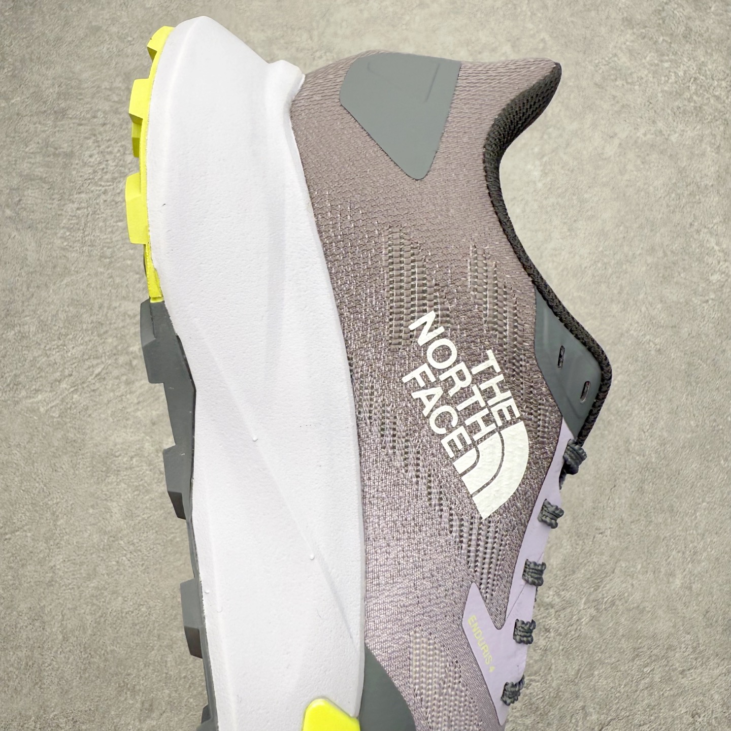 图片[6]-THE NORTH FACE 北面防滑耐磨防水低帮户外功能鞋 有许多相当专业的户外爱好者 非常关心像是越野跑、专业登山鞋等一系列的户外鞋款开箱 本次介绍比较不一样的休闲机能鞋 带来登山朋友爱用的户外品牌北面The North Face的休闲系列徒步鞋款介绍，希望能提供大家于生活与轻旅行的不同选择。不少户外运动爱好者喜欢的专业登山品牌（北面）The North Face自1966年创立，由两位热爱登山徒步的年轻登山者于美西旧金山开创，不断透过研发与创新，并且将最先进的技术结合在服装与鞋款设计，生产多种外型帅气且专业能力非常强的户外服饰，备受欢迎。户外版有许多相当专业的户外爱好者，非常关心像是越野跑、专业登山鞋等一系列的户外鞋款开箱，本次介绍比较不一样的休闲机能鞋，带来登山朋友爱用的户外品牌北面The North Face的休闲系列徒步鞋款介绍，希望能提供大家于生活与轻旅行的不同选择。此鞋并非归类在专业登山鞋家族中，而是以高性价比、适合日常训练作为主推卖点，对登山初学的朋友来说，这双鞋耐磨与耐穿程度更是入手的绝佳理由，但是对进阶登山者而言，此鞋可能无法战胜难度更高的徒步登山路线。脚感与登山靴的稳健非常不一样，也不是越野跑鞋的野性、更非慢跑鞋的敏捷，个人觉得此鞋足感非常独特，XtraFoam中底的泡沫材质非常柔软，即使没有鞋带系统辅助，但是EXTS外底抓地系统底纹够深，每一步都十分平稳。尺码：39 40 40.5 41 42 42.5 43 44 44.5 45-选品中心