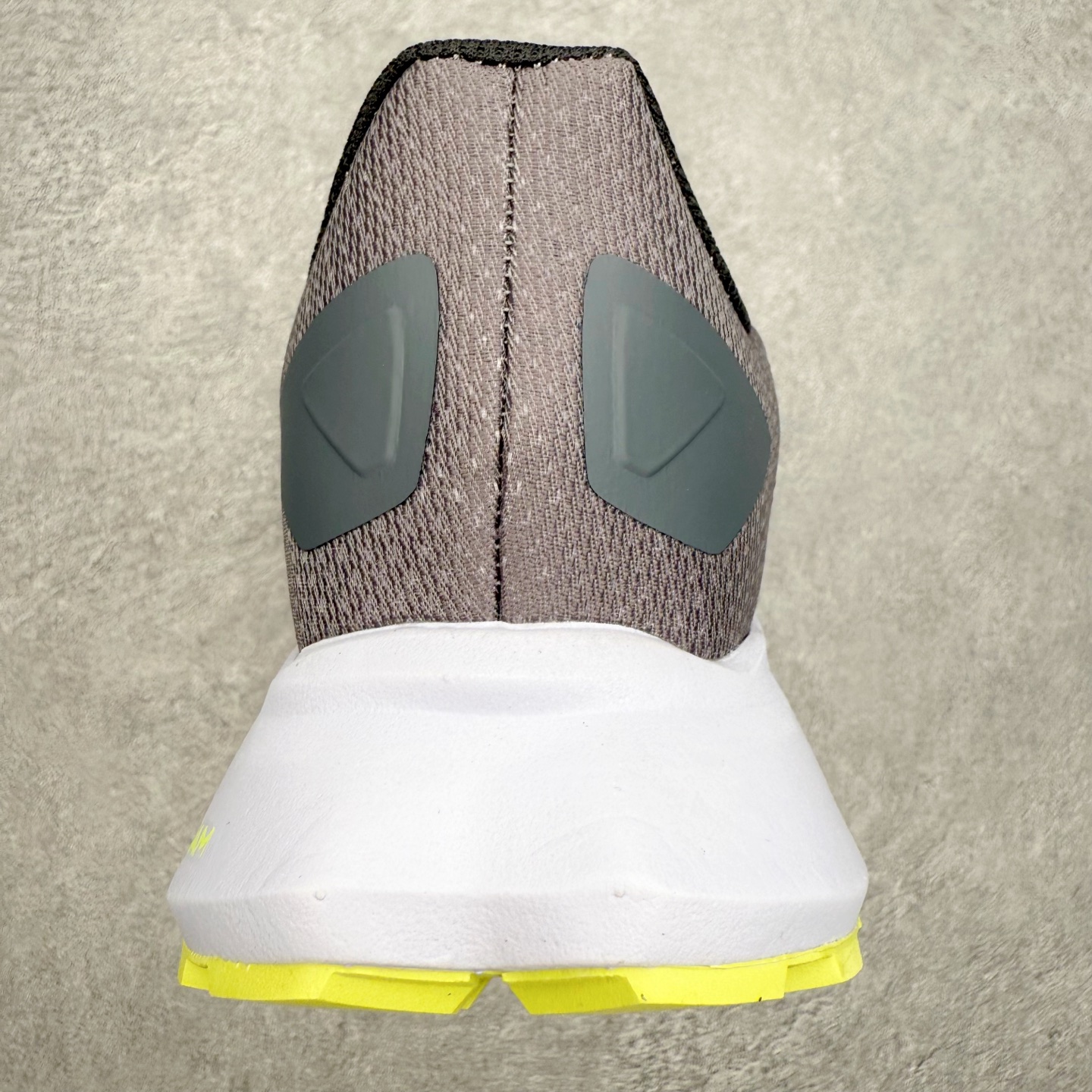 图片[8]-THE NORTH FACE 北面防滑耐磨防水低帮户外功能鞋 有许多相当专业的户外爱好者 非常关心像是越野跑、专业登山鞋等一系列的户外鞋款开箱 本次介绍比较不一样的休闲机能鞋 带来登山朋友爱用的户外品牌北面The North Face的休闲系列徒步鞋款介绍，希望能提供大家于生活与轻旅行的不同选择。不少户外运动爱好者喜欢的专业登山品牌（北面）The North Face自1966年创立，由两位热爱登山徒步的年轻登山者于美西旧金山开创，不断透过研发与创新，并且将最先进的技术结合在服装与鞋款设计，生产多种外型帅气且专业能力非常强的户外服饰，备受欢迎。户外版有许多相当专业的户外爱好者，非常关心像是越野跑、专业登山鞋等一系列的户外鞋款开箱，本次介绍比较不一样的休闲机能鞋，带来登山朋友爱用的户外品牌北面The North Face的休闲系列徒步鞋款介绍，希望能提供大家于生活与轻旅行的不同选择。此鞋并非归类在专业登山鞋家族中，而是以高性价比、适合日常训练作为主推卖点，对登山初学的朋友来说，这双鞋耐磨与耐穿程度更是入手的绝佳理由，但是对进阶登山者而言，此鞋可能无法战胜难度更高的徒步登山路线。脚感与登山靴的稳健非常不一样，也不是越野跑鞋的野性、更非慢跑鞋的敏捷，个人觉得此鞋足感非常独特，XtraFoam中底的泡沫材质非常柔软，即使没有鞋带系统辅助，但是EXTS外底抓地系统底纹够深，每一步都十分平稳。尺码：39 40 40.5 41 42 42.5 43 44 44.5 45-选品中心