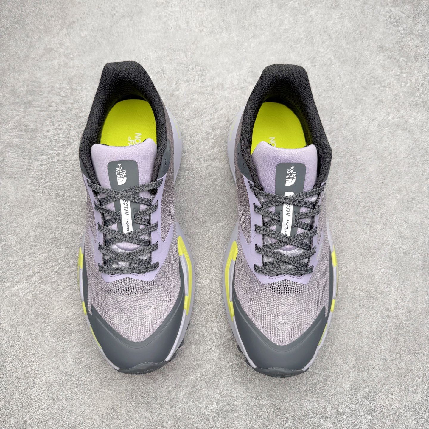 图片[2]-THE NORTH FACE 北面防滑耐磨防水低帮户外功能鞋 有许多相当专业的户外爱好者 非常关心像是越野跑、专业登山鞋等一系列的户外鞋款开箱 本次介绍比较不一样的休闲机能鞋 带来登山朋友爱用的户外品牌北面The North Face的休闲系列徒步鞋款介绍，希望能提供大家于生活与轻旅行的不同选择。不少户外运动爱好者喜欢的专业登山品牌（北面）The North Face自1966年创立，由两位热爱登山徒步的年轻登山者于美西旧金山开创，不断透过研发与创新，并且将最先进的技术结合在服装与鞋款设计，生产多种外型帅气且专业能力非常强的户外服饰，备受欢迎。户外版有许多相当专业的户外爱好者，非常关心像是越野跑、专业登山鞋等一系列的户外鞋款开箱，本次介绍比较不一样的休闲机能鞋，带来登山朋友爱用的户外品牌北面The North Face的休闲系列徒步鞋款介绍，希望能提供大家于生活与轻旅行的不同选择。此鞋并非归类在专业登山鞋家族中，而是以高性价比、适合日常训练作为主推卖点，对登山初学的朋友来说，这双鞋耐磨与耐穿程度更是入手的绝佳理由，但是对进阶登山者而言，此鞋可能无法战胜难度更高的徒步登山路线。脚感与登山靴的稳健非常不一样，也不是越野跑鞋的野性、更非慢跑鞋的敏捷，个人觉得此鞋足感非常独特，XtraFoam中底的泡沫材质非常柔软，即使没有鞋带系统辅助，但是EXTS外底抓地系统底纹够深，每一步都十分平稳。尺码：39 40 40.5 41 42 42.5 43 44 44.5 45-选品中心