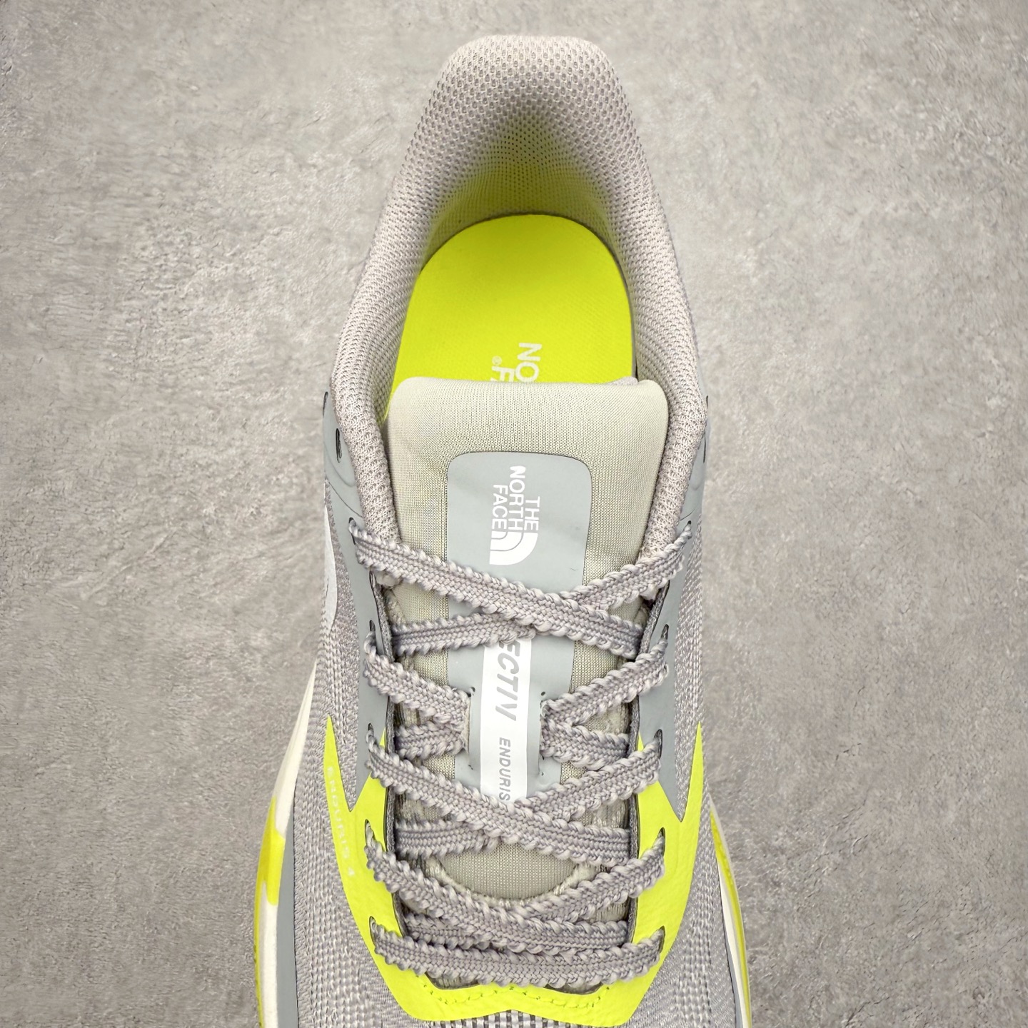 图片[5]-THE NORTH FACE 北面防滑耐磨防水低帮户外功能鞋 有许多相当专业的户外爱好者 非常关心像是越野跑、专业登山鞋等一系列的户外鞋款开箱 本次介绍比较不一样的休闲机能鞋 带来登山朋友爱用的户外品牌北面The North Face的休闲系列徒步鞋款介绍，希望能提供大家于生活与轻旅行的不同选择。不少户外运动爱好者喜欢的专业登山品牌（北面）The North Face自1966年创立，由两位热爱登山徒步的年轻登山者于美西旧金山开创，不断透过研发与创新，并且将最先进的技术结合在服装与鞋款设计，生产多种外型帅气且专业能力非常强的户外服饰，备受欢迎。户外版有许多相当专业的户外爱好者，非常关心像是越野跑、专业登山鞋等一系列的户外鞋款开箱，本次介绍比较不一样的休闲机能鞋，带来登山朋友爱用的户外品牌北面The North Face的休闲系列徒步鞋款介绍，希望能提供大家于生活与轻旅行的不同选择。此鞋并非归类在专业登山鞋家族中，而是以高性价比、适合日常训练作为主推卖点，对登山初学的朋友来说，这双鞋耐磨与耐穿程度更是入手的绝佳理由，但是对进阶登山者而言，此鞋可能无法战胜难度更高的徒步登山路线。脚感与登山靴的稳健非常不一样，也不是越野跑鞋的野性、更非慢跑鞋的敏捷，个人觉得此鞋足感非常独特，XtraFoam中底的泡沫材质非常柔软，即使没有鞋带系统辅助，但是EXTS外底抓地系统底纹够深，每一步都十分平稳。尺码：39 40 40.5 41 42 42.5 43 44 44.5 45-选品中心